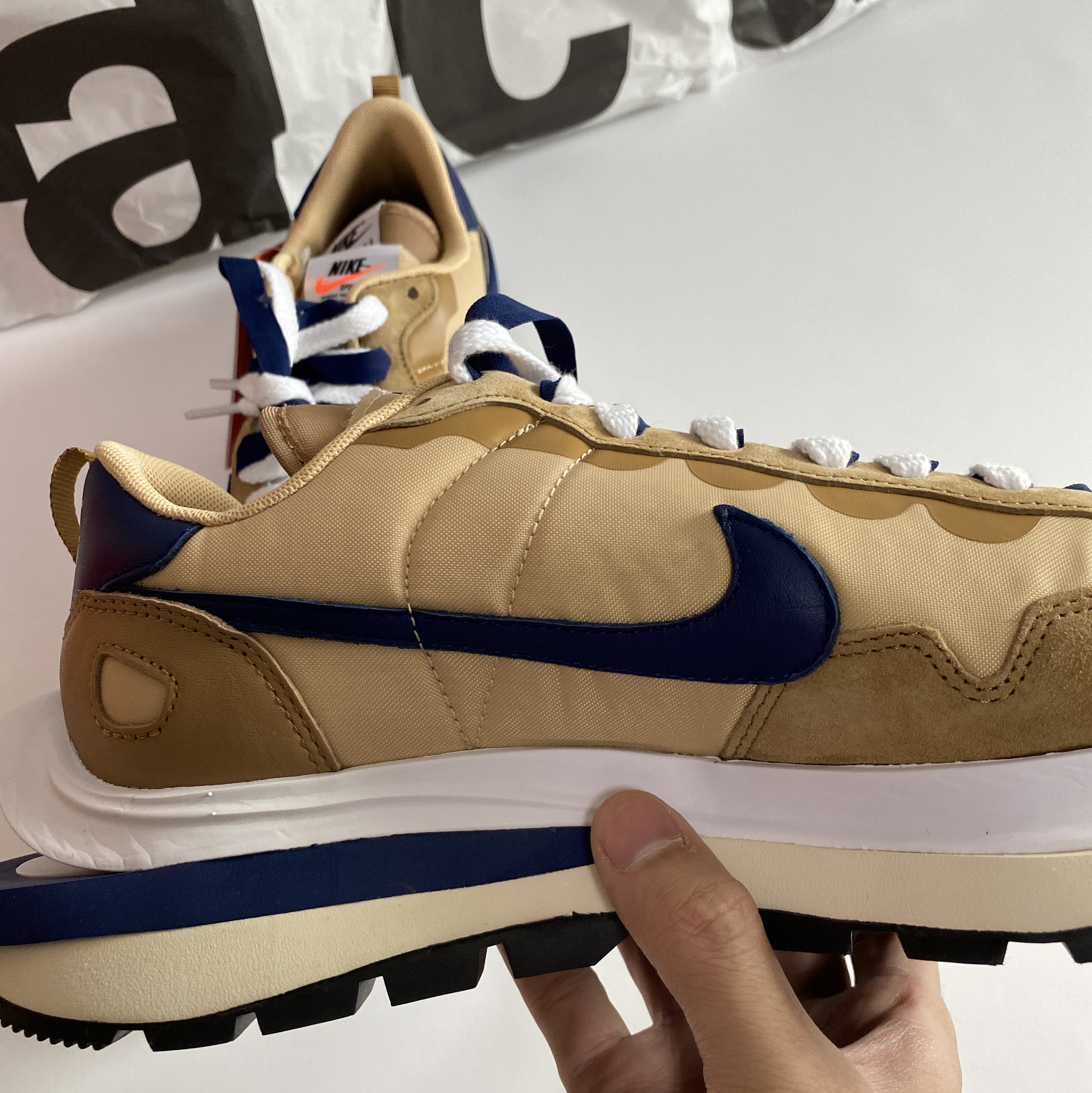 Nike x Sacai VaporWaffle Sesame and Blue Void 착용 스타일 - 2