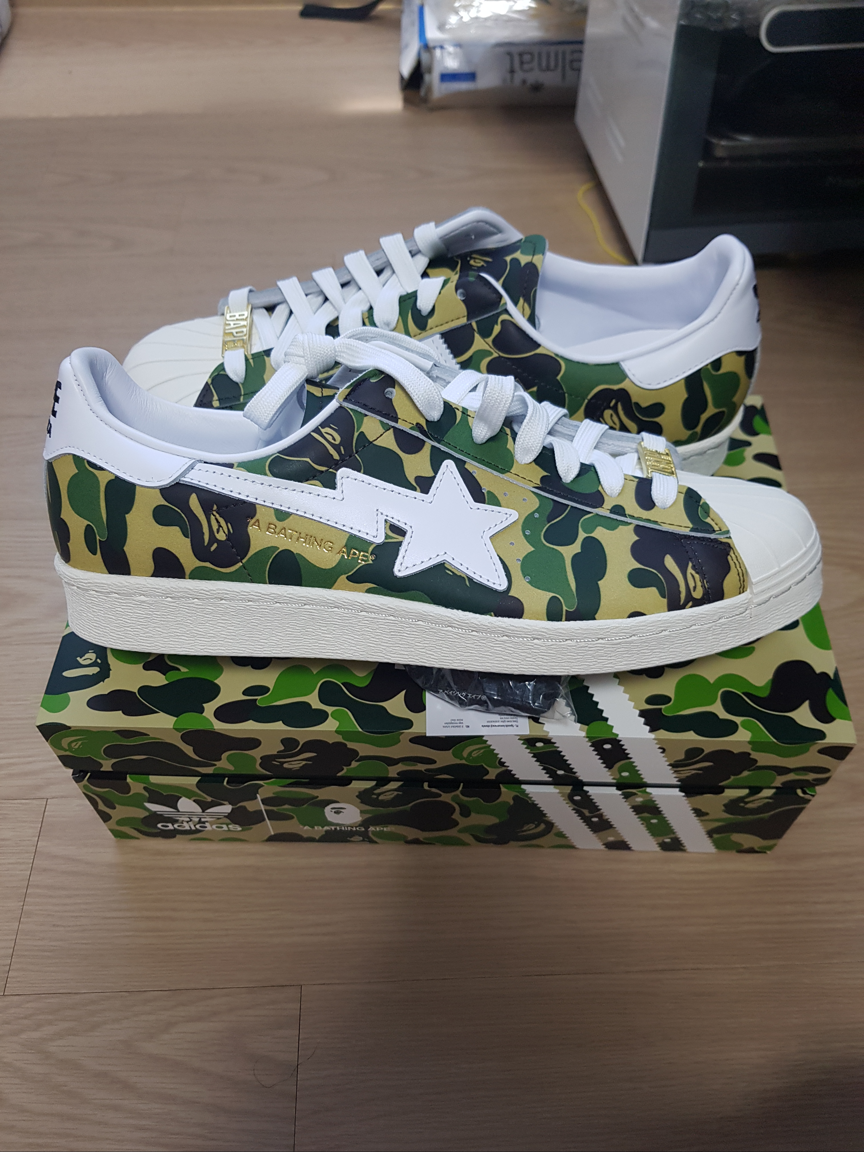 Adidas x BAPE Superstar 80s Green Camo 착용 스타일