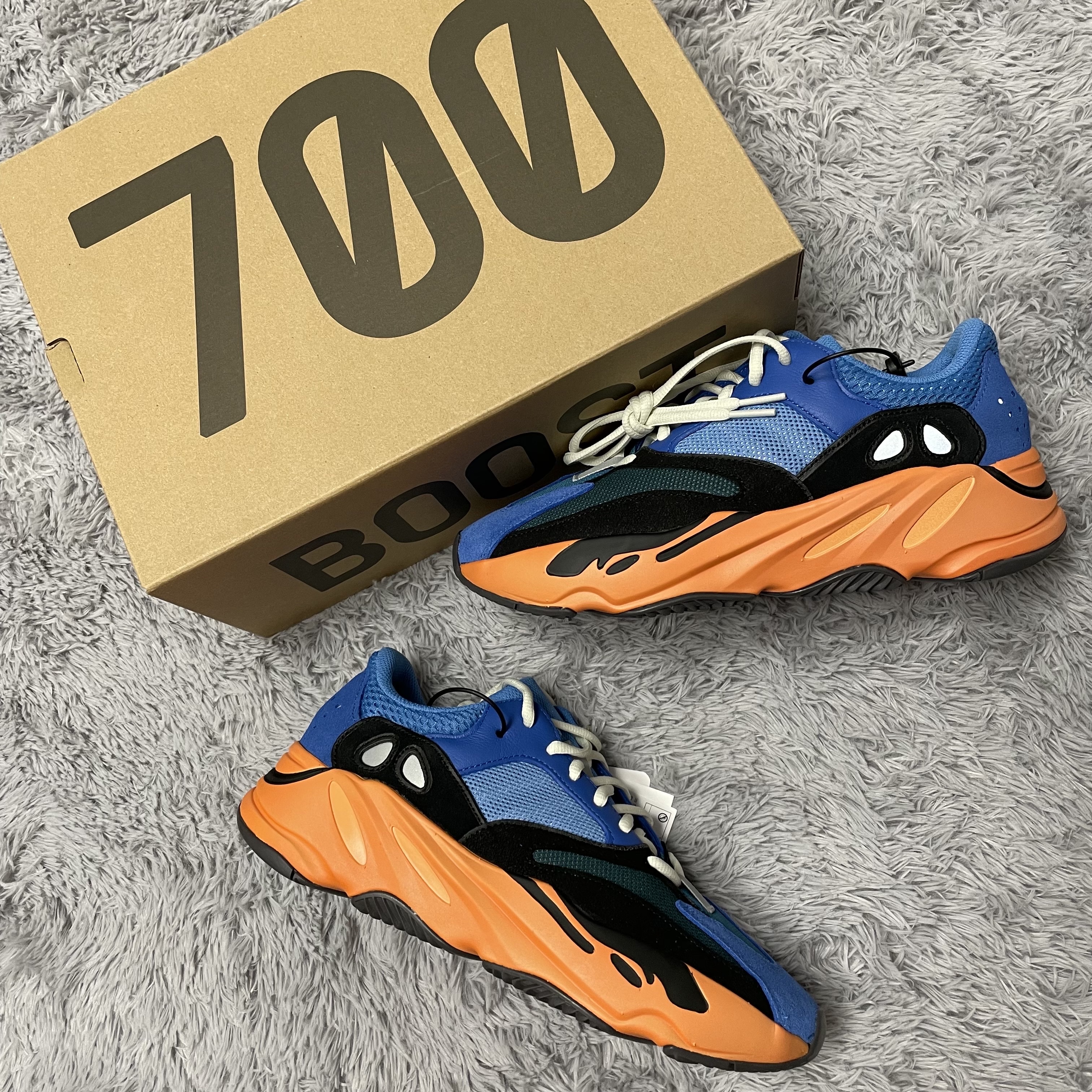 Adidas Yeezy Boost 700 Bright Blue 착용 스타일 - 2