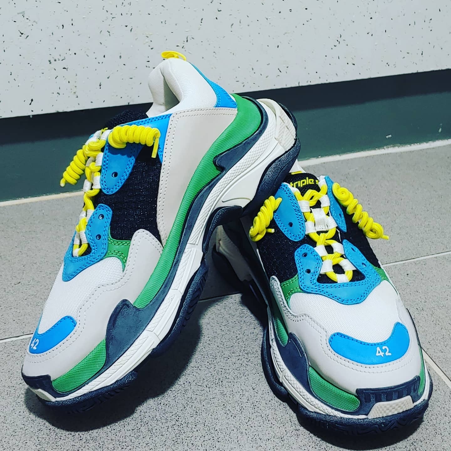 Balenciaga Triple S White Grey Turquoise 착용 스타일 - 2