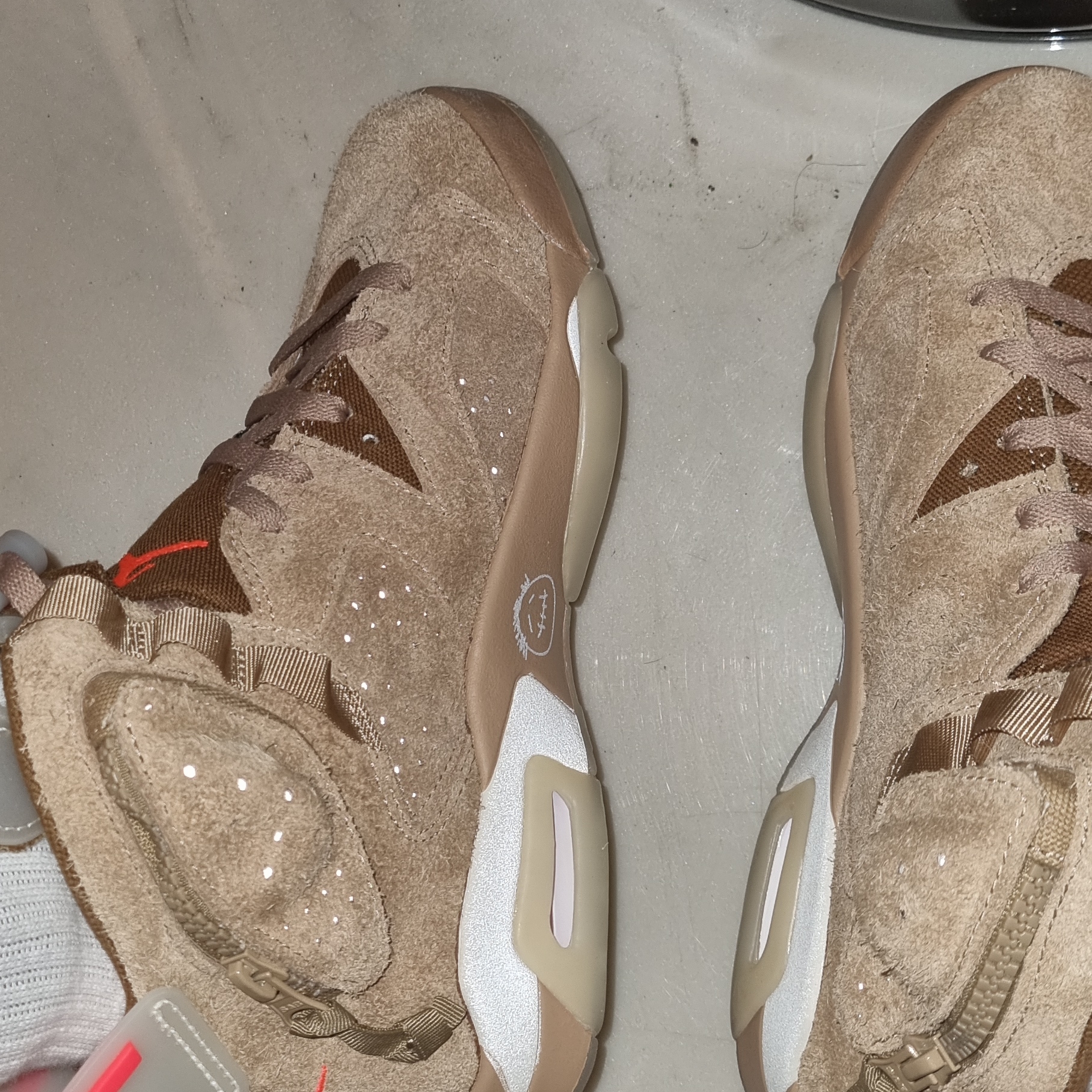 Jordan 6 x Travis Scott Retro SP British Khaki 착용 스타일 - 3