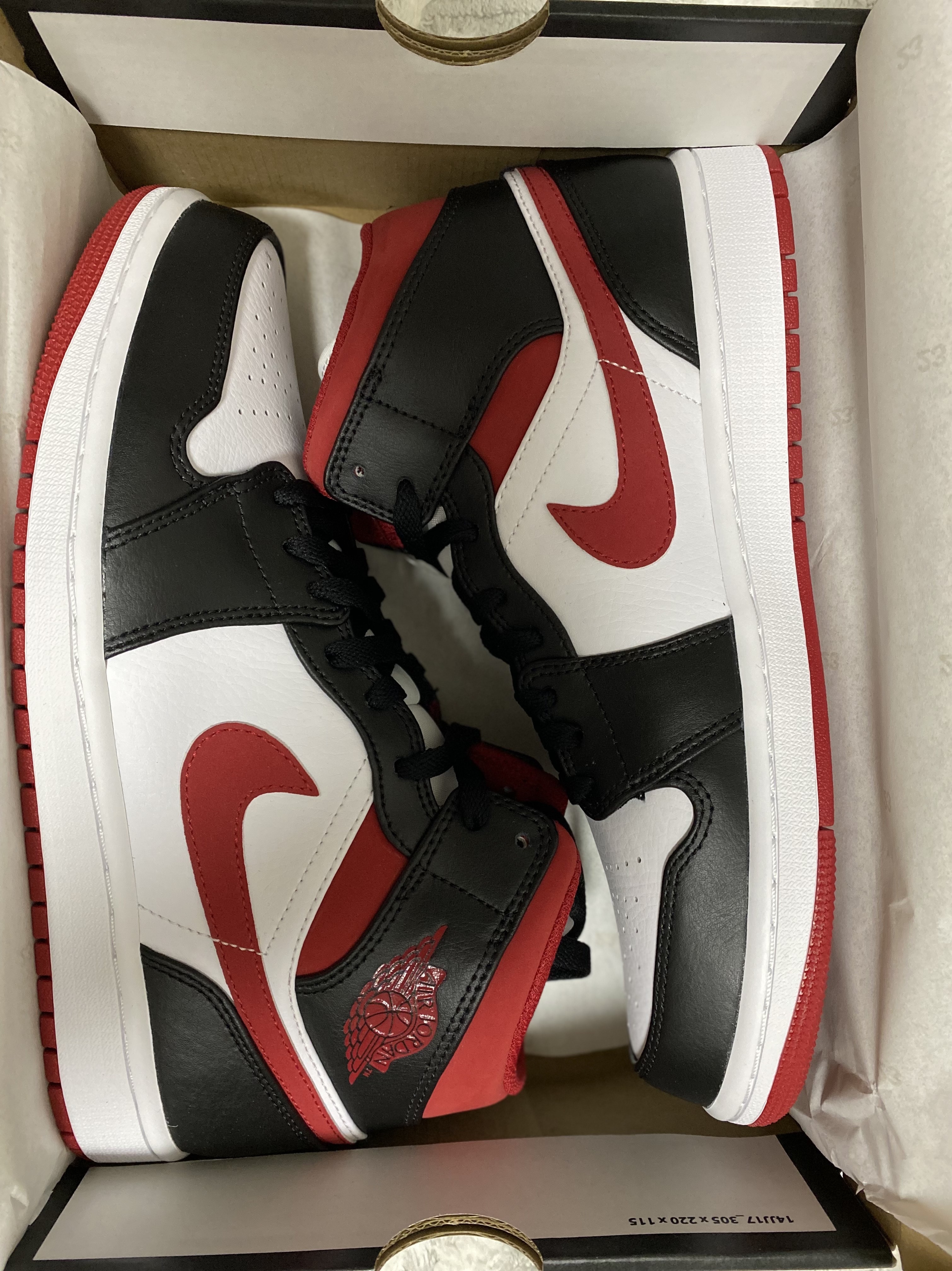 Jordan 1 Mid Gym Red Black White 착용 스타일