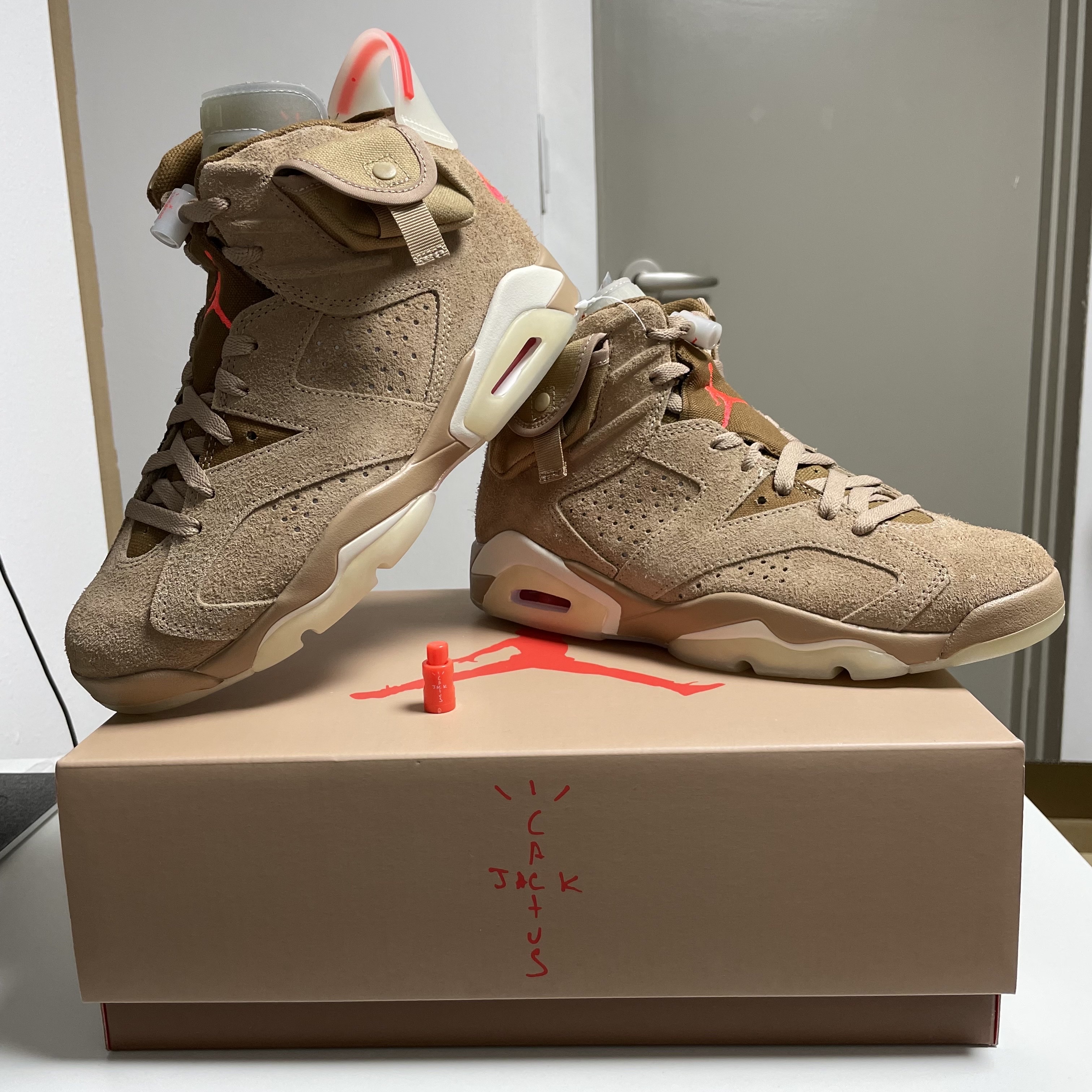 Jordan 6 x Travis Scott Retro SP British Khaki 착용 스타일 - 1