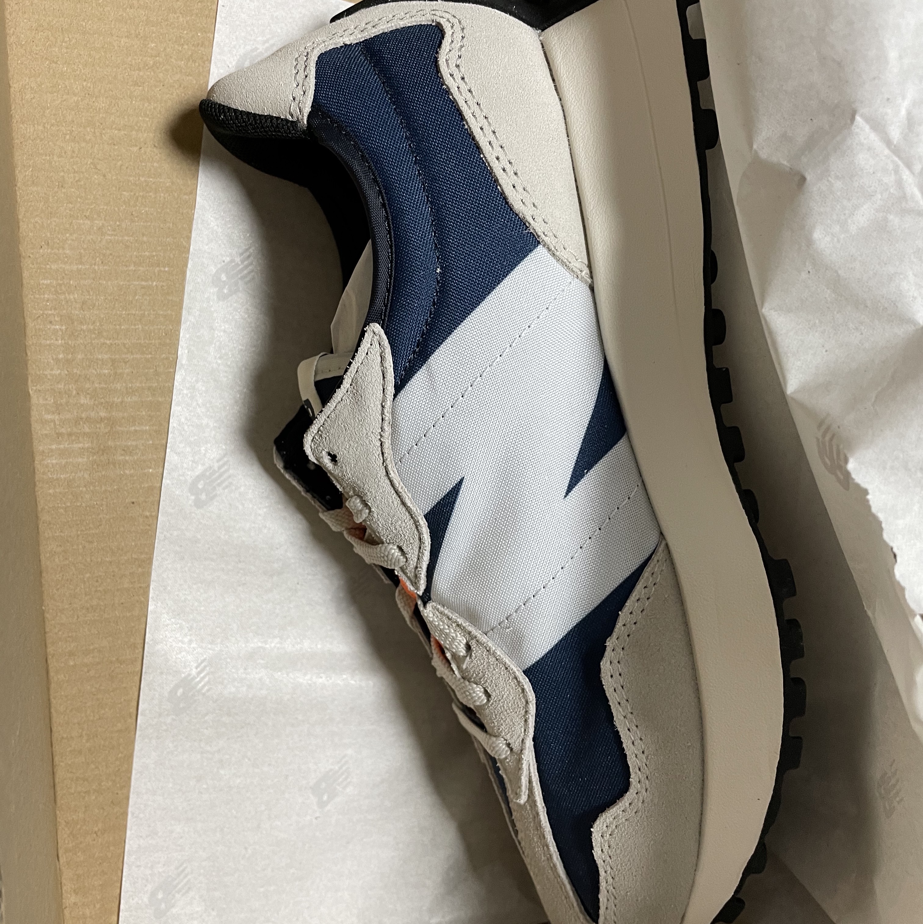 (W) New Balance 327 Outerspace Light Grey 착용 스타일 - 2