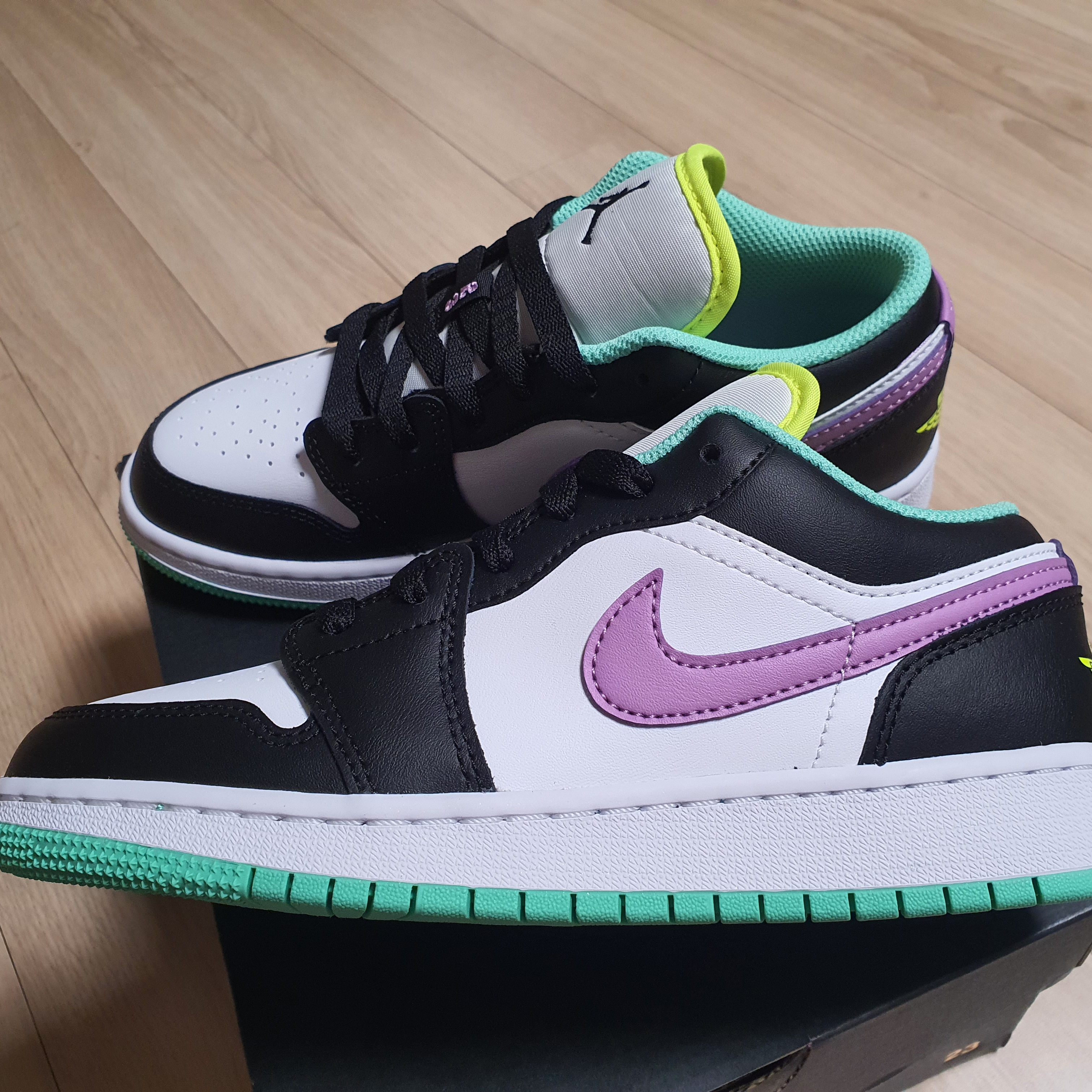 (GS) Jordan 1 Low Green Glow Purple Shock 착용 스타일 - 1