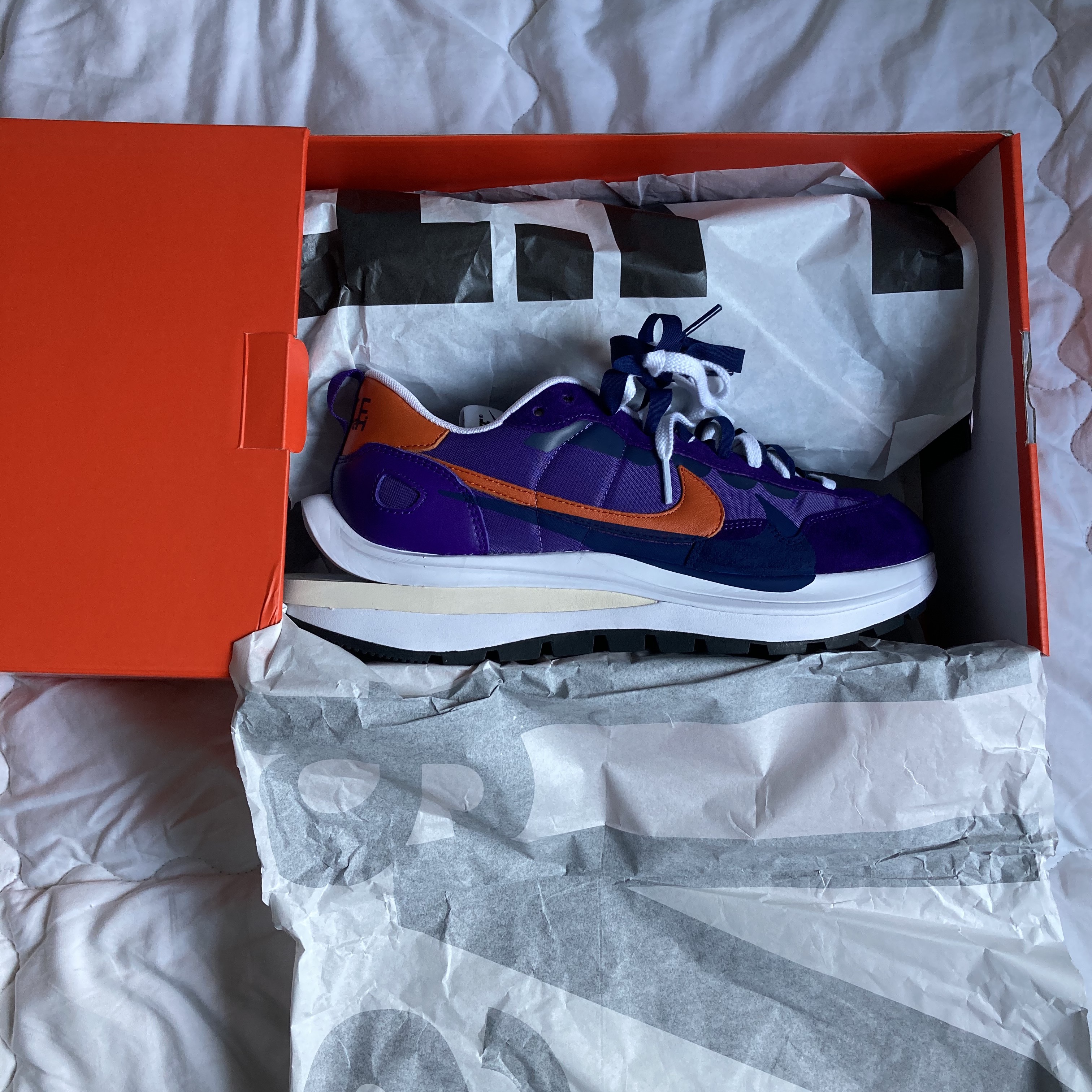 Nike x Sacai VaporWaffle Dark Iris 착용 스타일 - 3