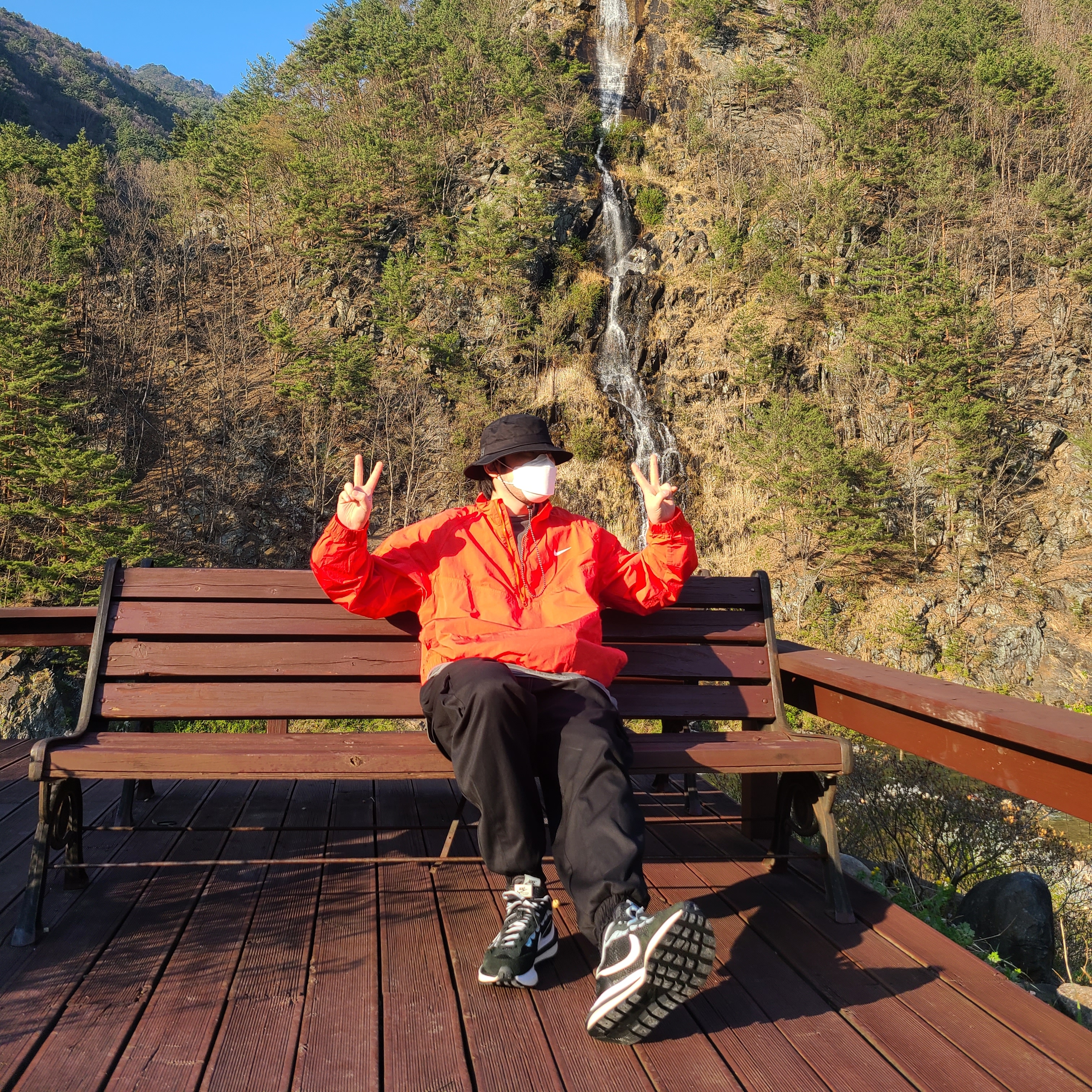 Nike x Sacai VaporWaffle Black White, Nike x Stussy Windrunner Jacket Habanero Red 착용 스타일
