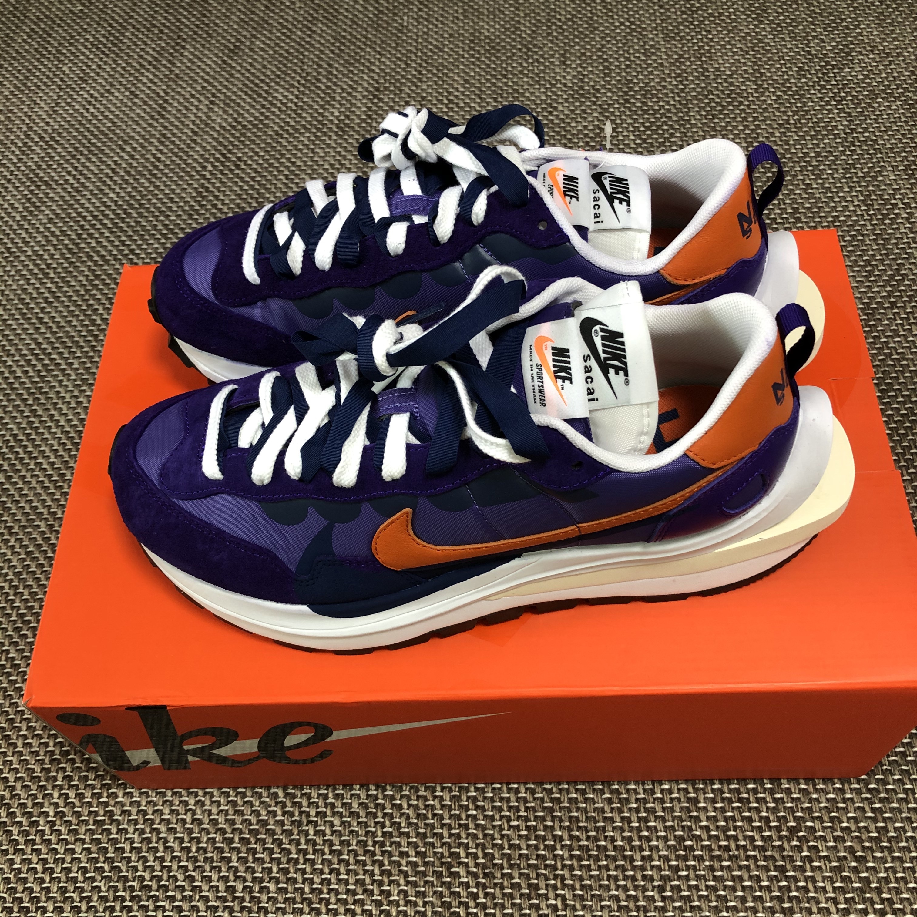 Nike x Sacai VaporWaffle Dark Iris 착용 스타일 - 2