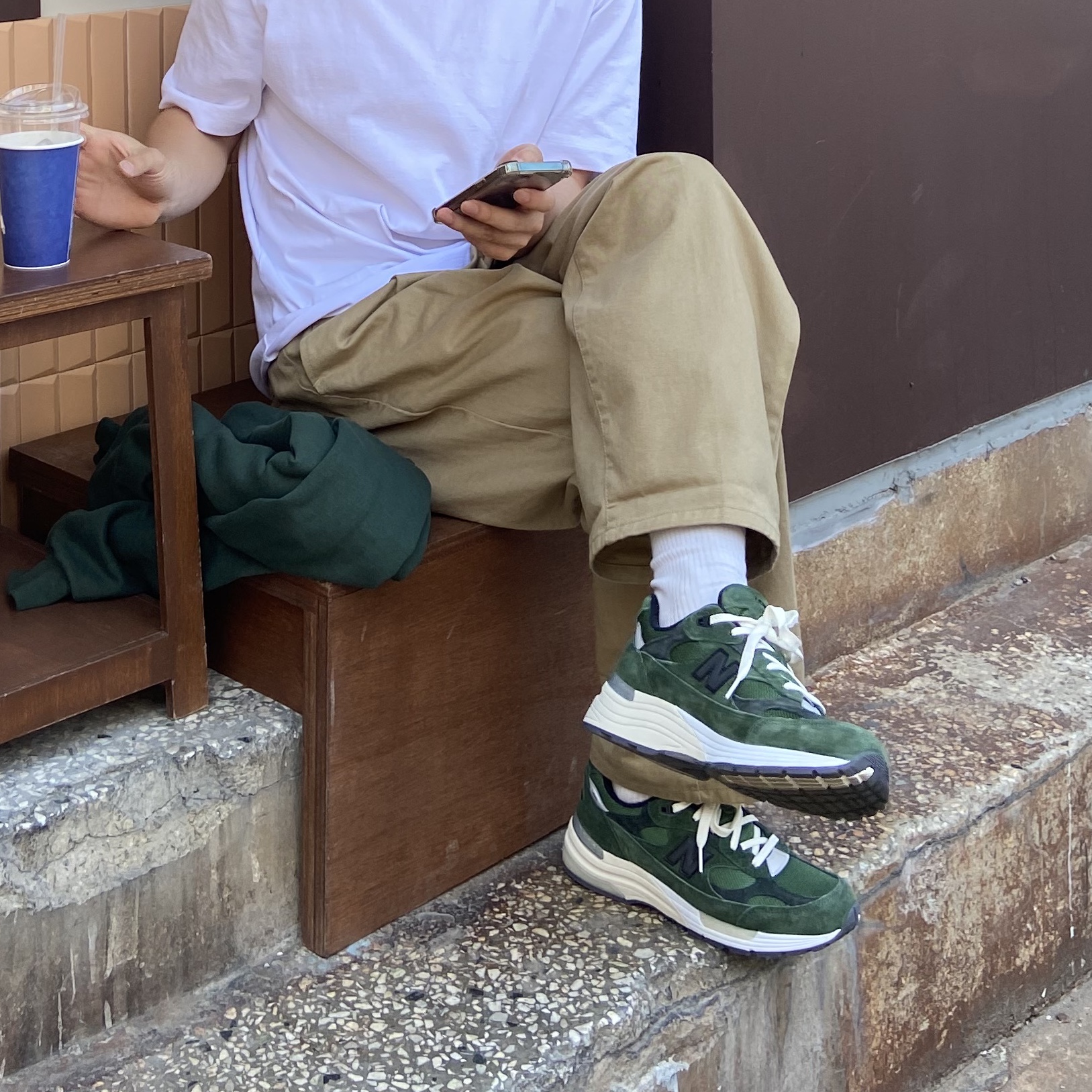 New Balance x JJJJound 992 Made in USA Mossy Green 착용 스타일 - 3