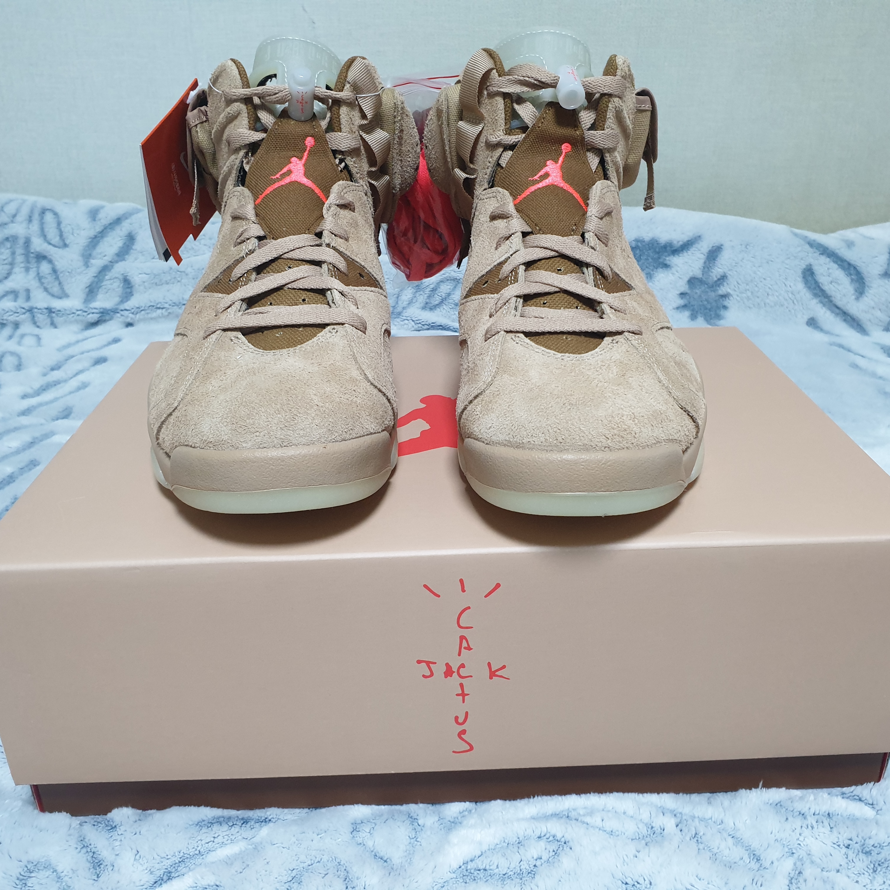 Jordan 6 x Travis Scott Retro SP British Khaki 착용 스타일 - 4