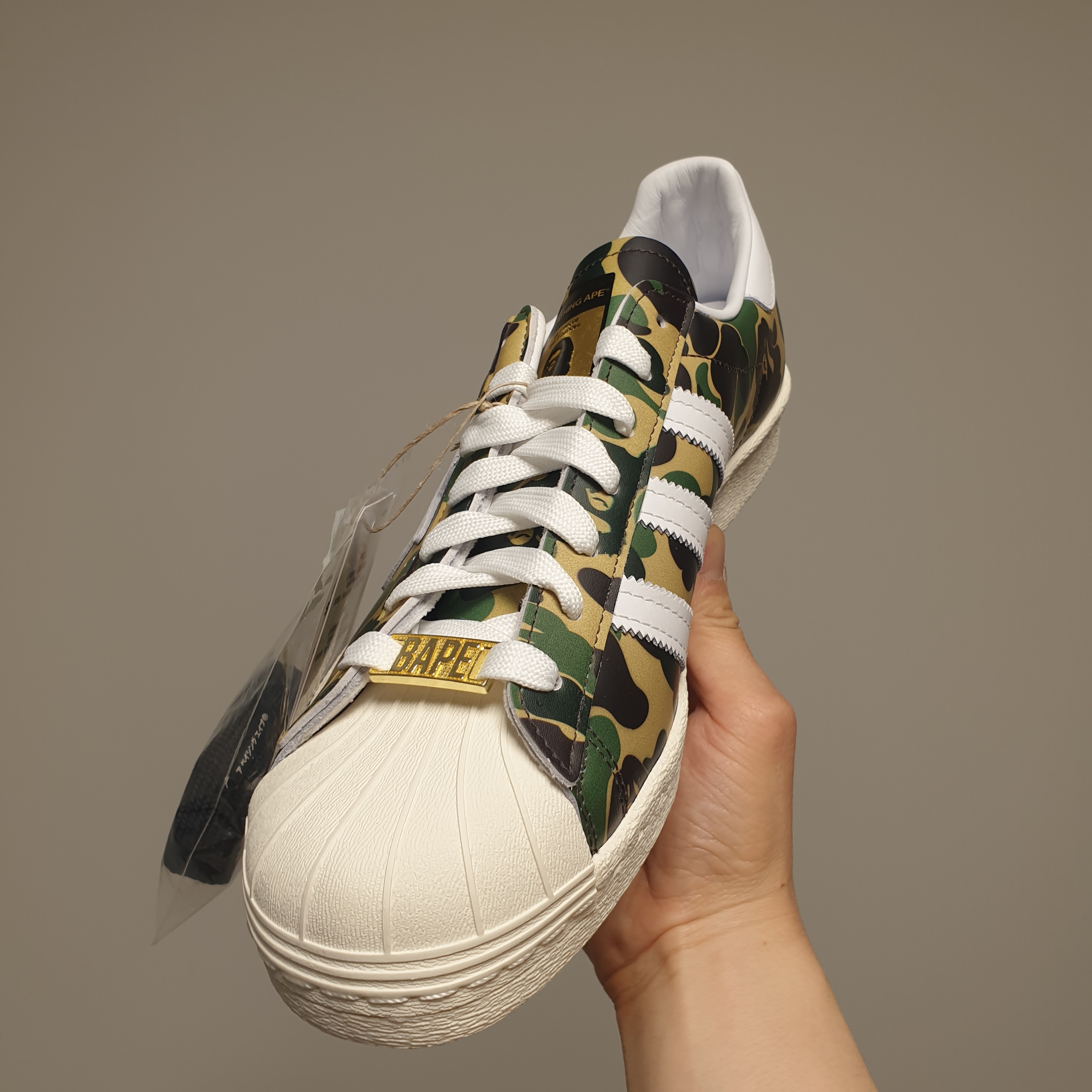 Adidas x BAPE Superstar 80s Green Camo 착용 스타일 - 1