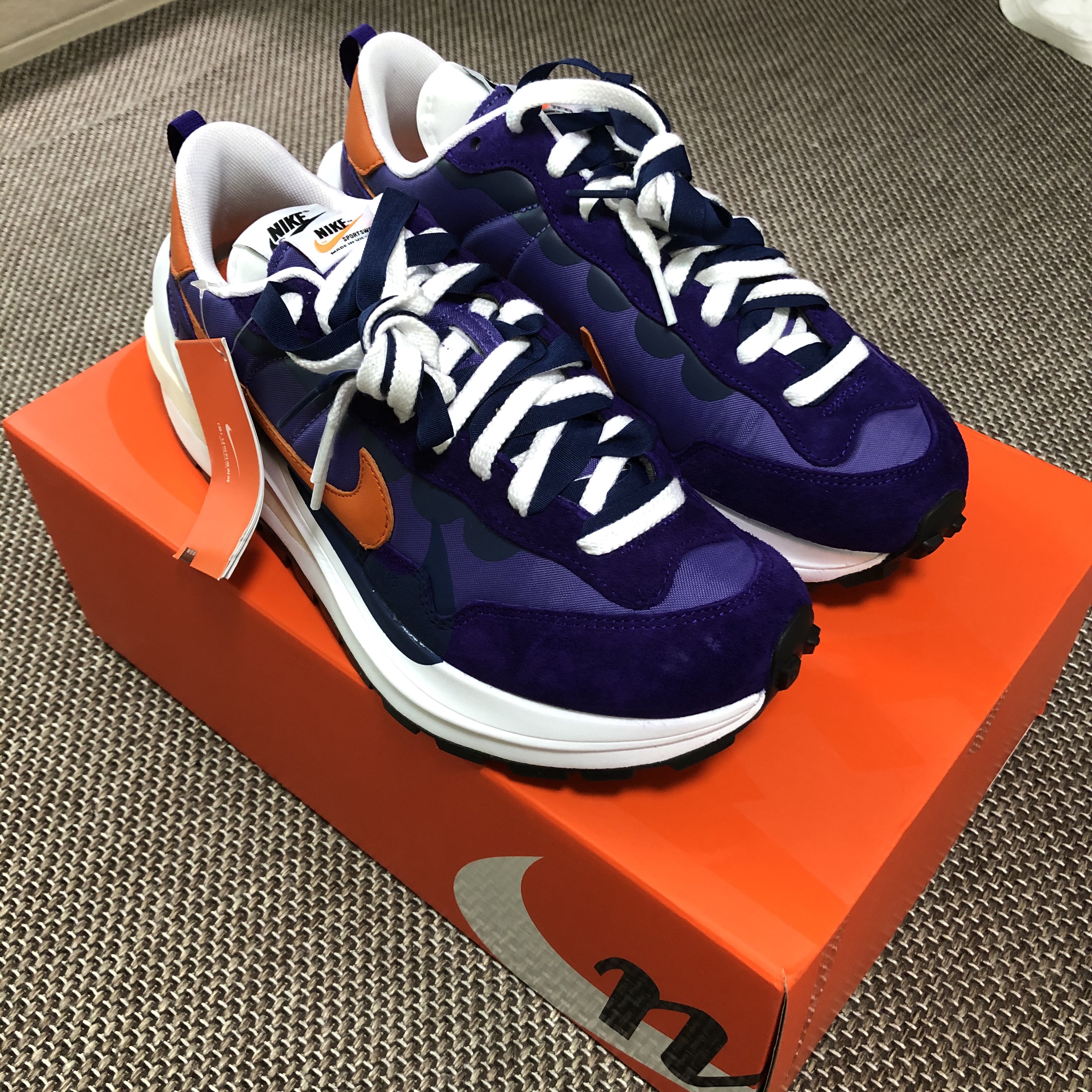 Nike x Sacai VaporWaffle Dark Iris 착용 스타일 - 3