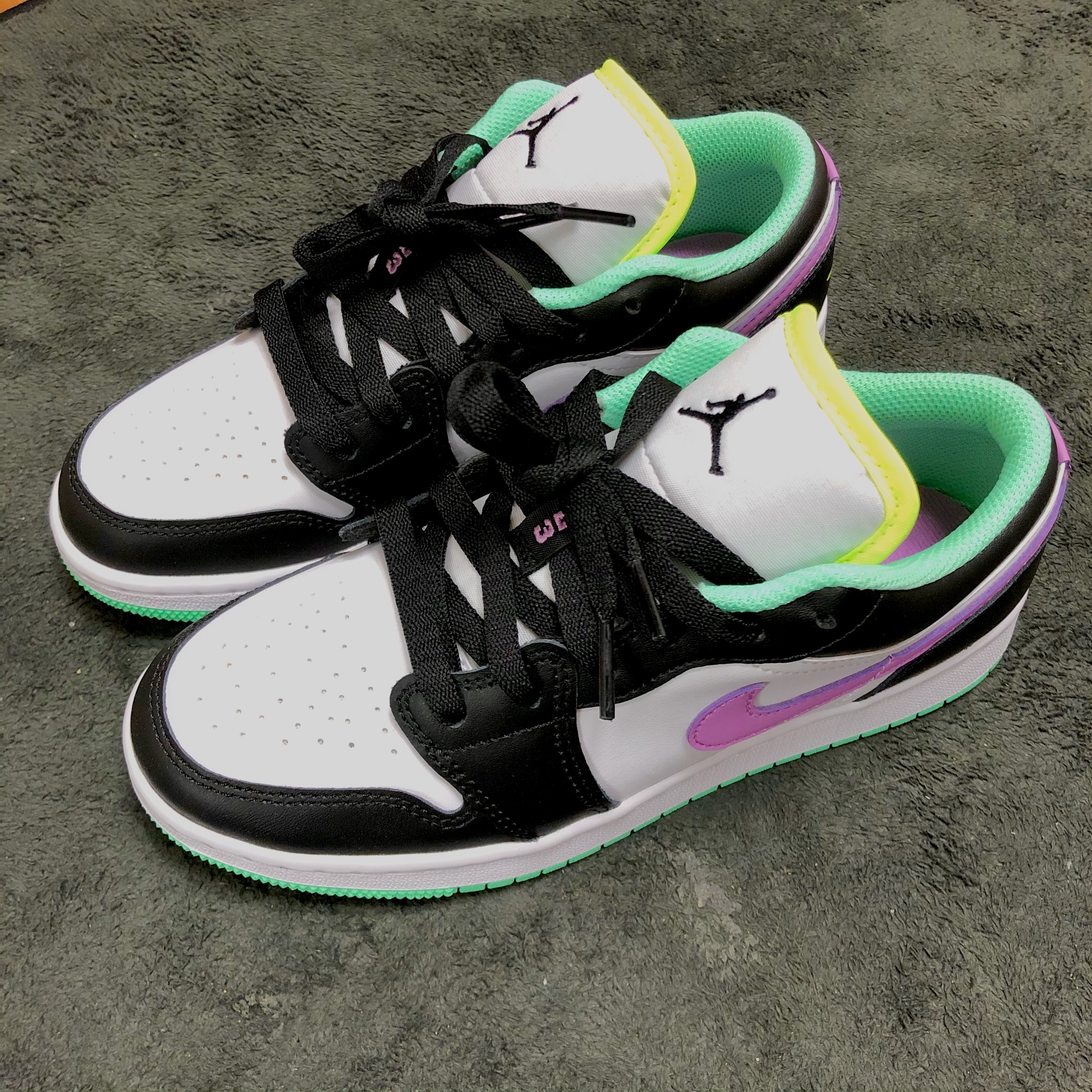(GS) Jordan 1 Low Green Glow Purple Shock 착용 스타일