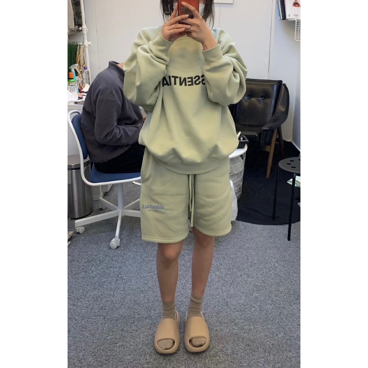 Adidas Yeezy Slide Pure, Essentials 3D Silicon Applique Crewneck Alfafa Sage - 20FW 착용 스타일 - 2