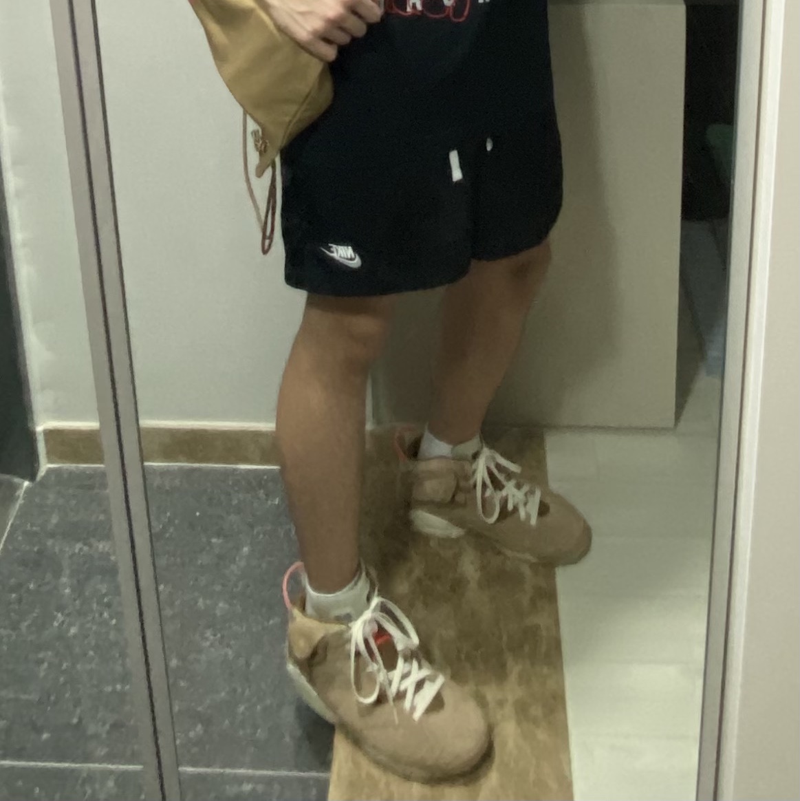 Jordan 6 x Travis Scott Retro SP British Khaki 착용 스타일 - 3