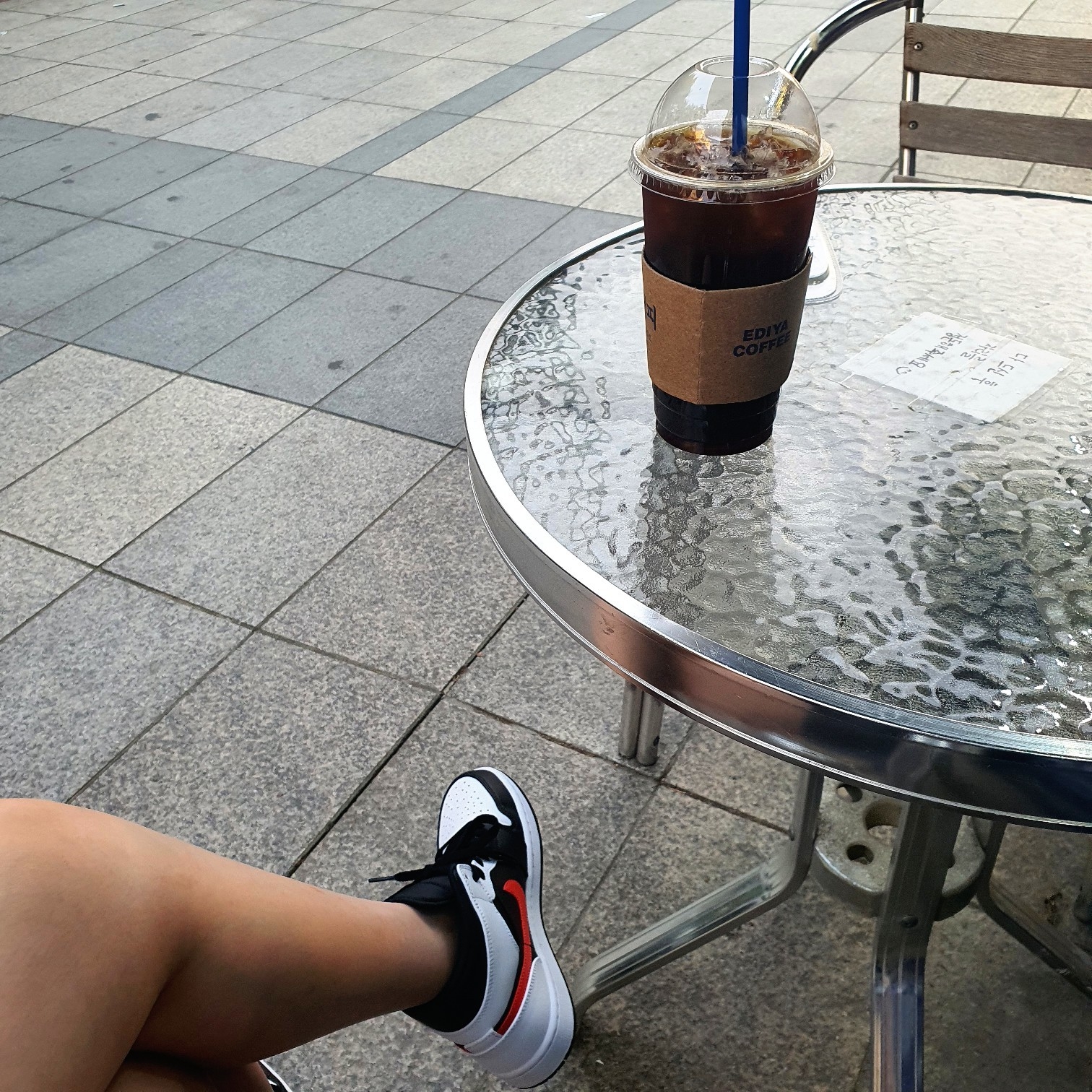 Jordan 1 Mid Black Chile Red 착용 스타일 - 1