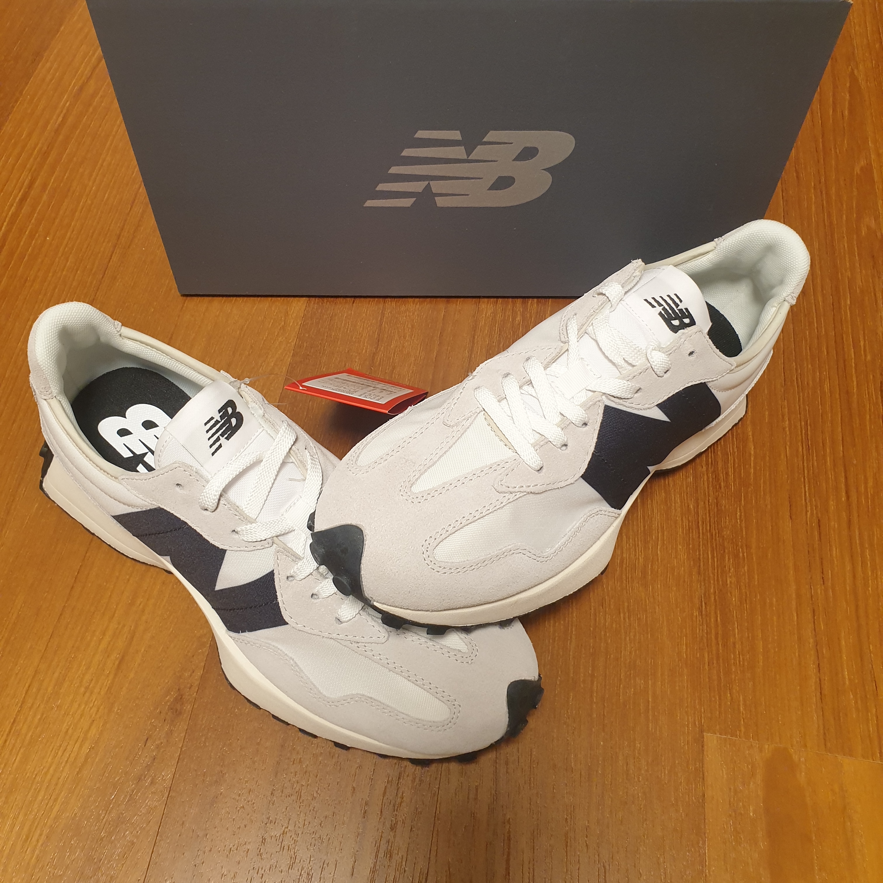 New Balance 327 White Black 착용 스타일 - 2