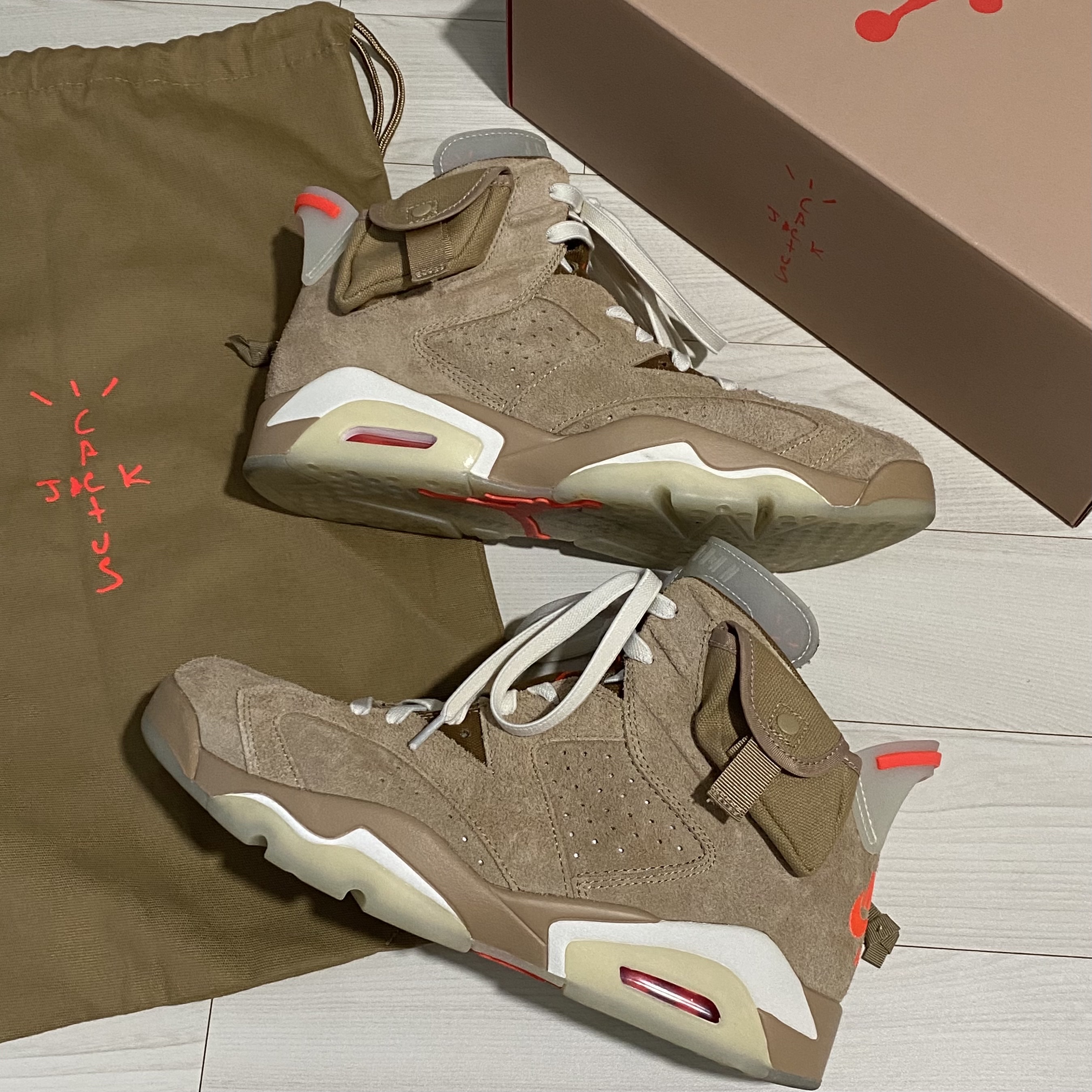 Jordan 6 x Travis Scott Retro SP British Khaki 착용 스타일 - 1