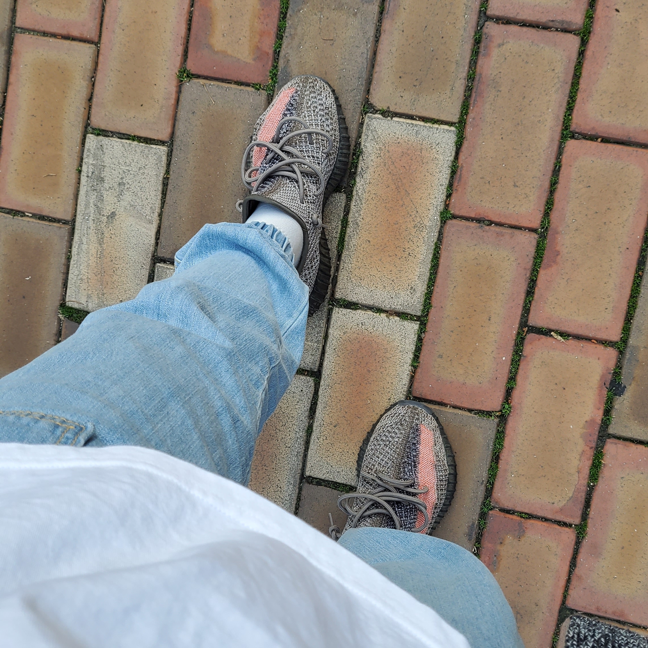 Adidas Yeezy Boost 350 V2 Ash Stone 착용 스타일