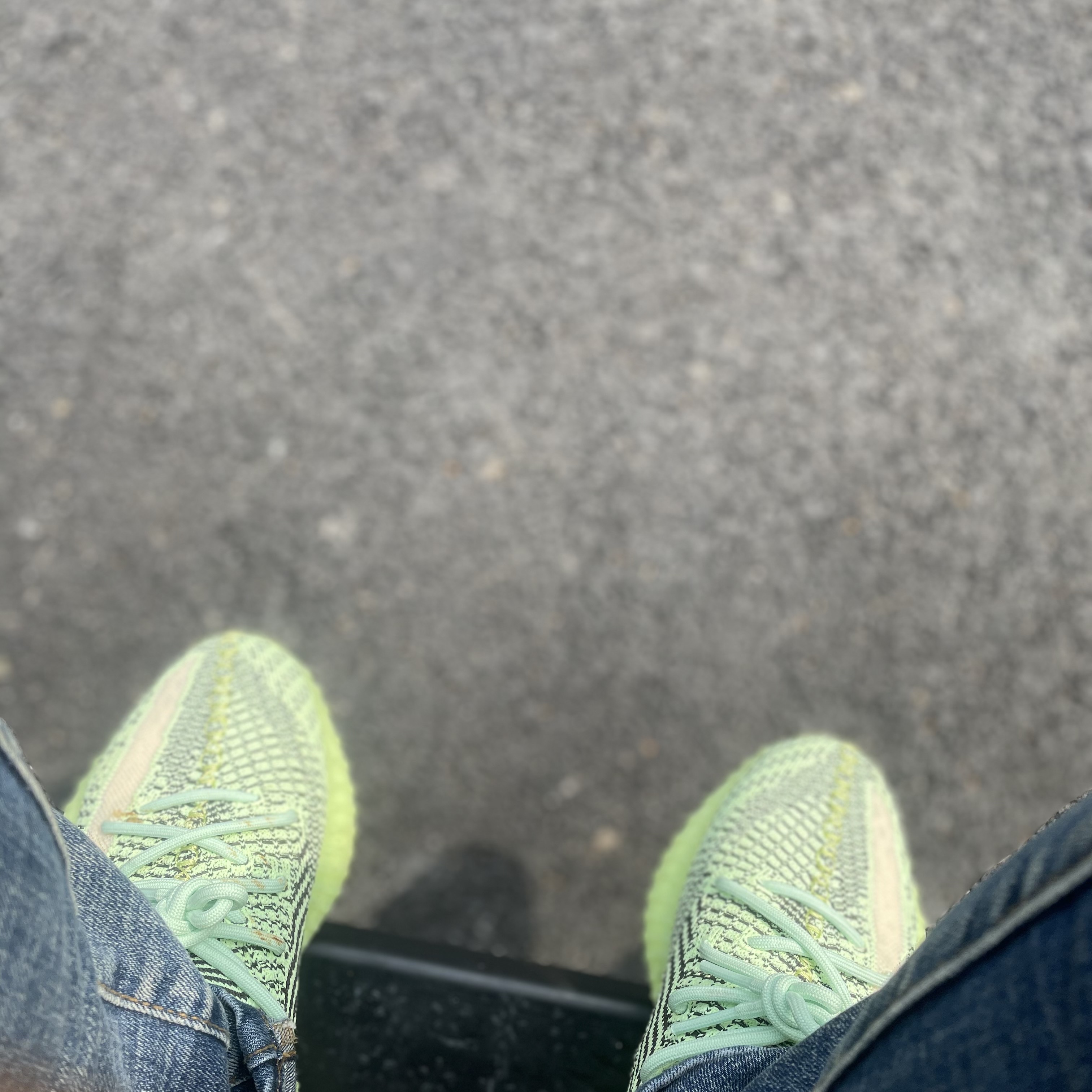 Adidas Yeezy Boost 350 V2 Yeezreel - Non-Reflective 착용 스타일