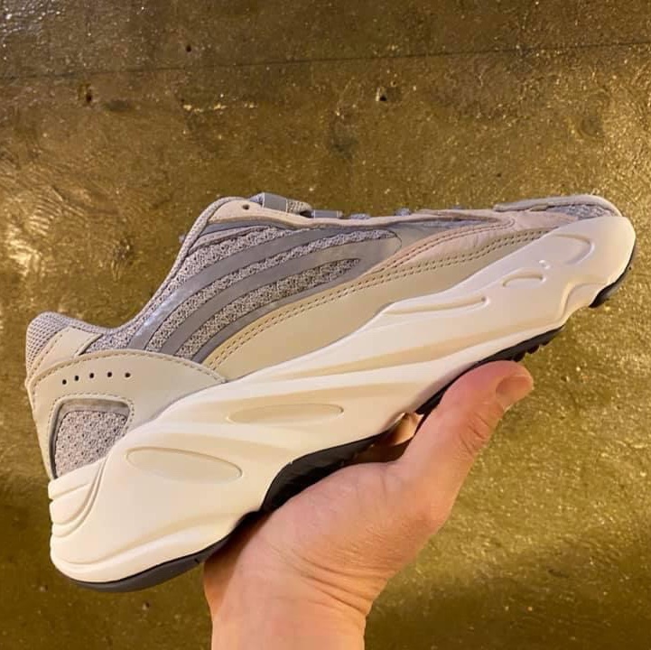 Adidas Yeezy Boost 700 V2 Cream 착용 스타일 - 1