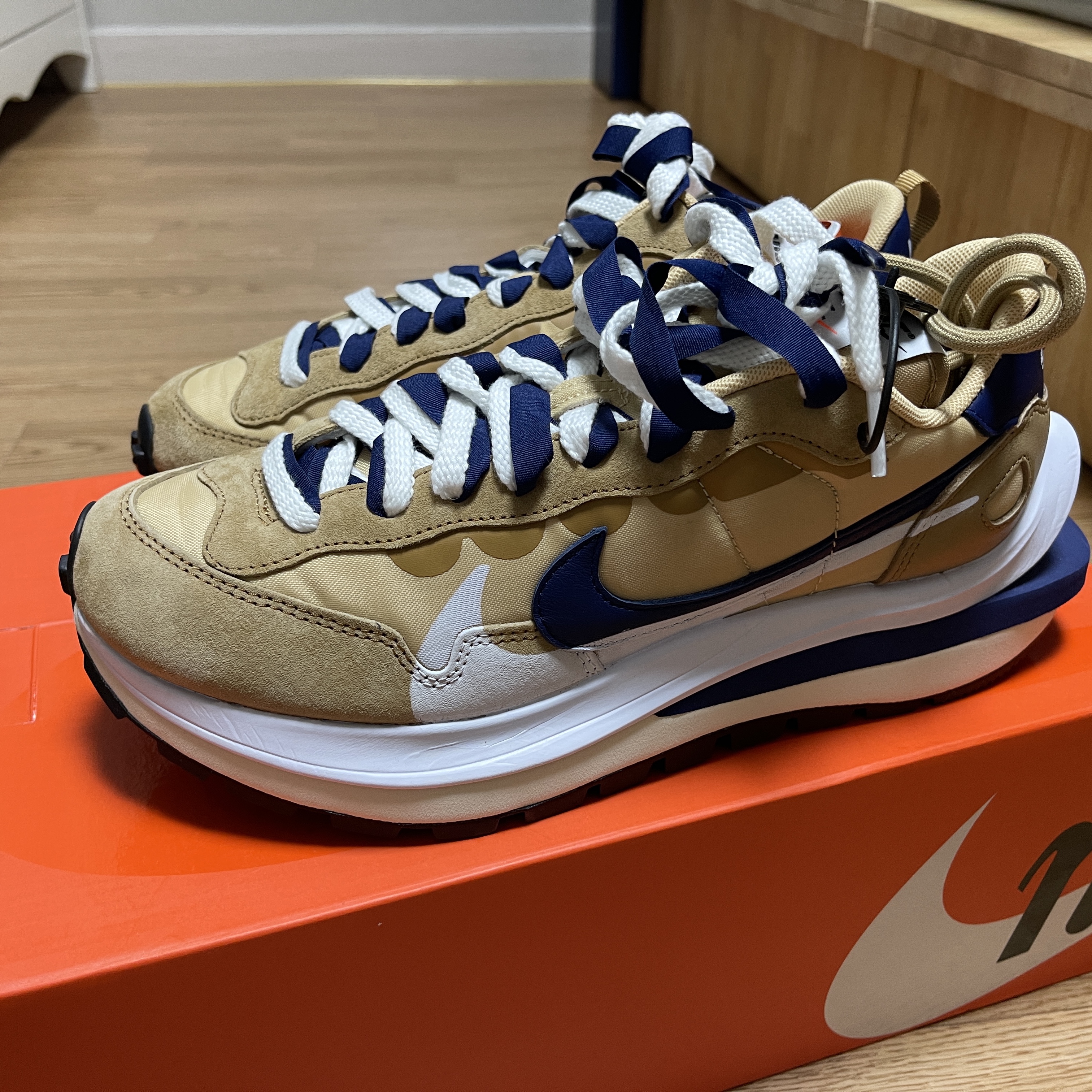 Nike x Sacai VaporWaffle Sesame and Blue Void 착용 스타일 - 2
