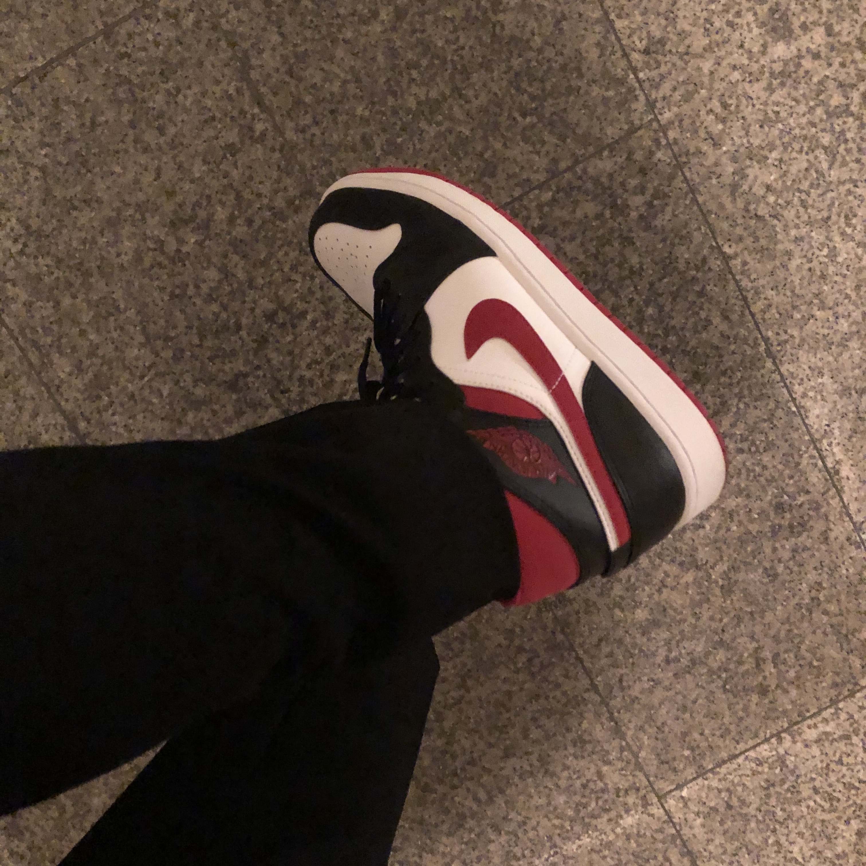 Jordan 1 Mid Gym Red Black White 착용 스타일