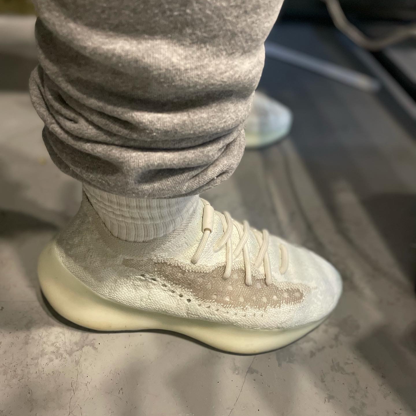 Adidas Yeezy Boost 380 Calcite Glow 착용 스타일