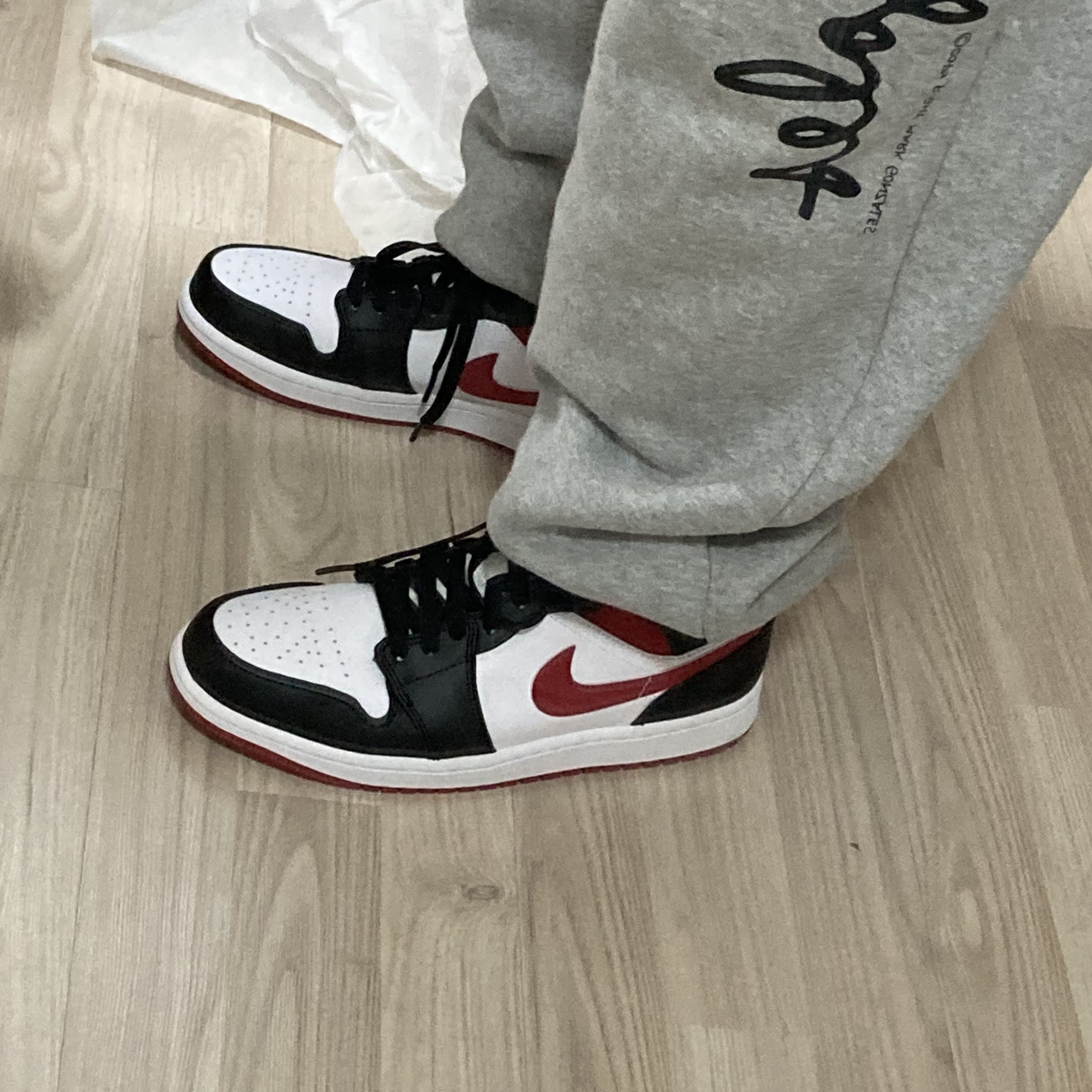 Jordan 1 Mid Gym Red Black White 착용 스타일