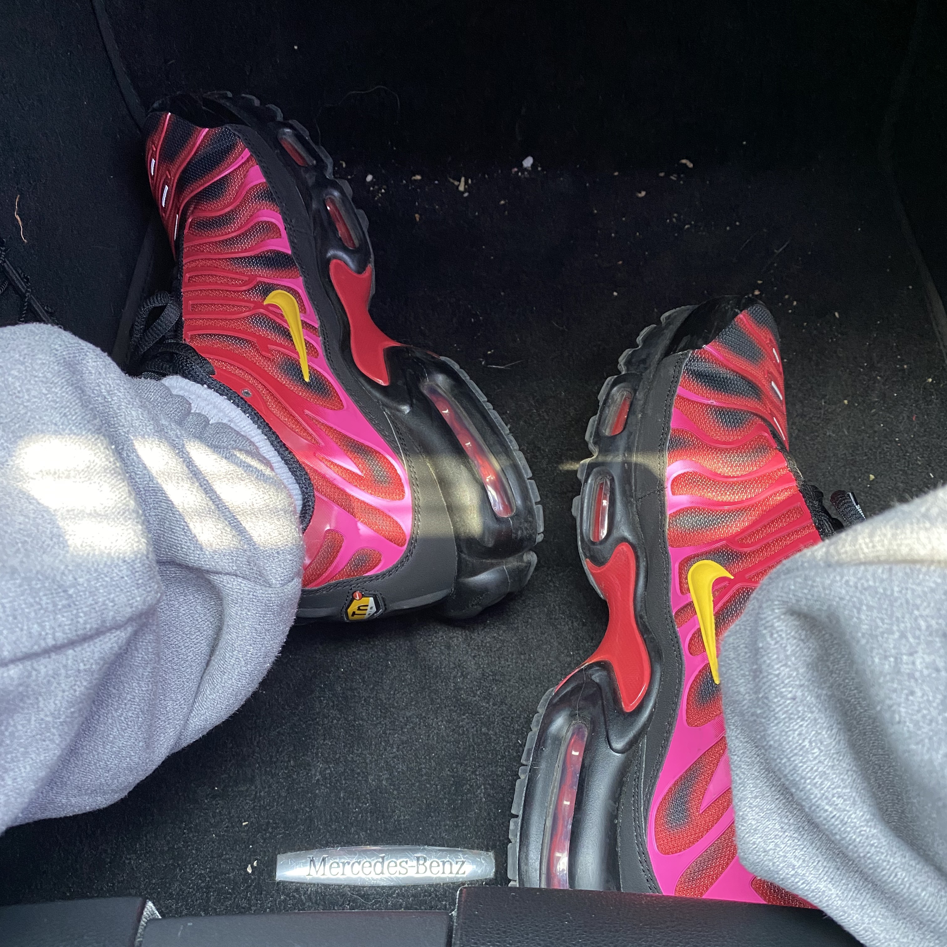 Nike x Supreme Air Max Plus TN Fire Pink 착용 스타일 - 1