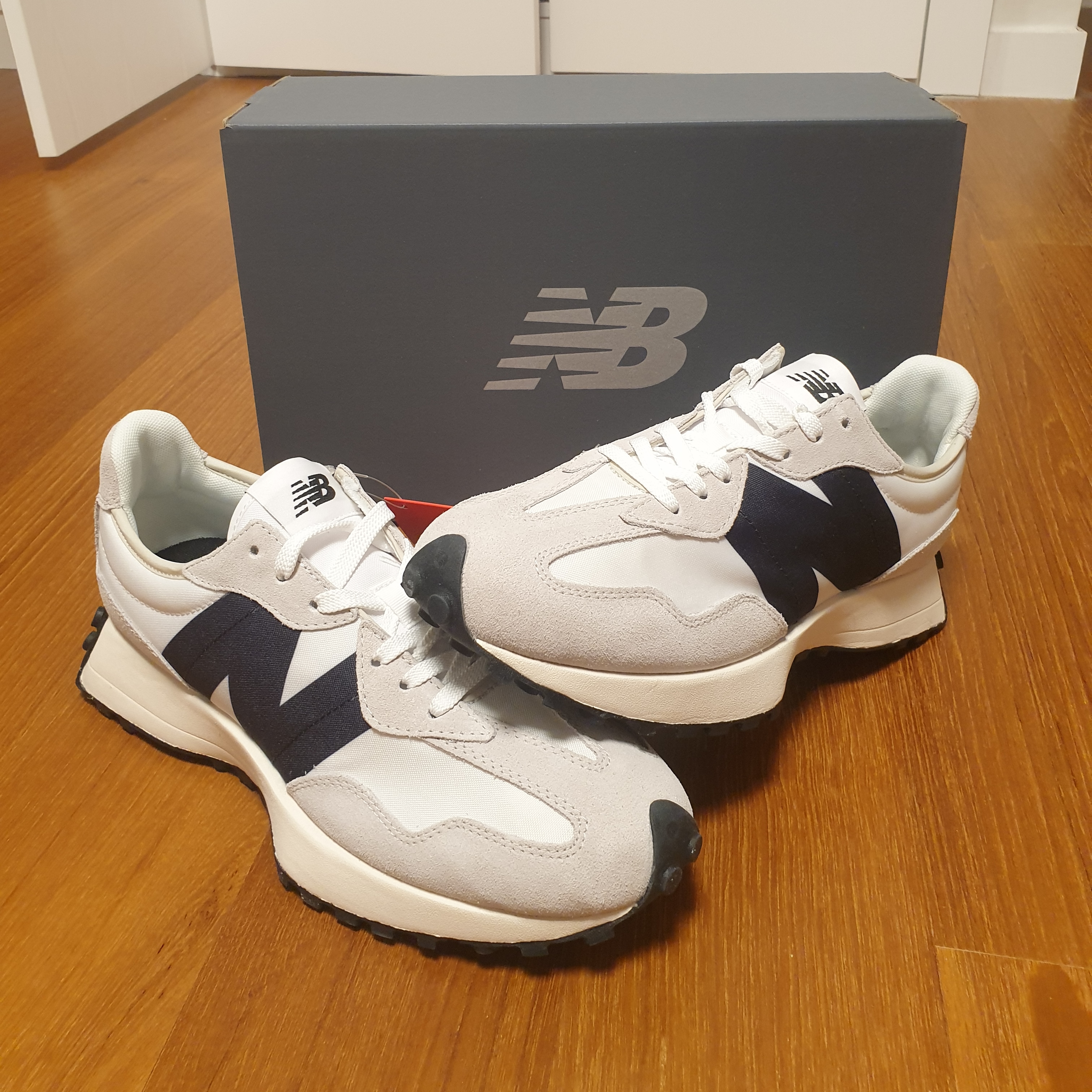 New Balance 327 White Black 착용 스타일 - 3