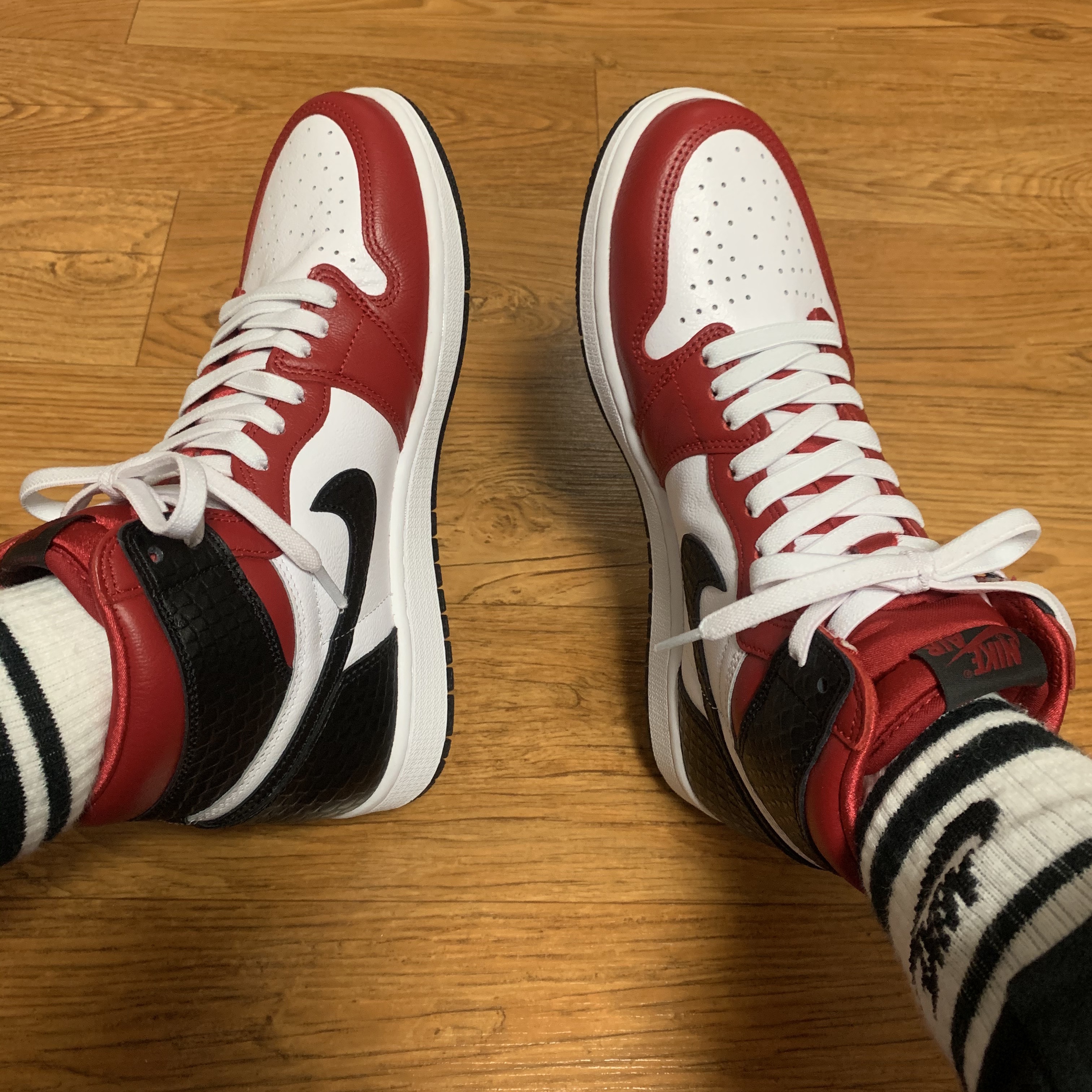 (W) Jordan 1 Retro High Satin Red 착용 스타일 - 1