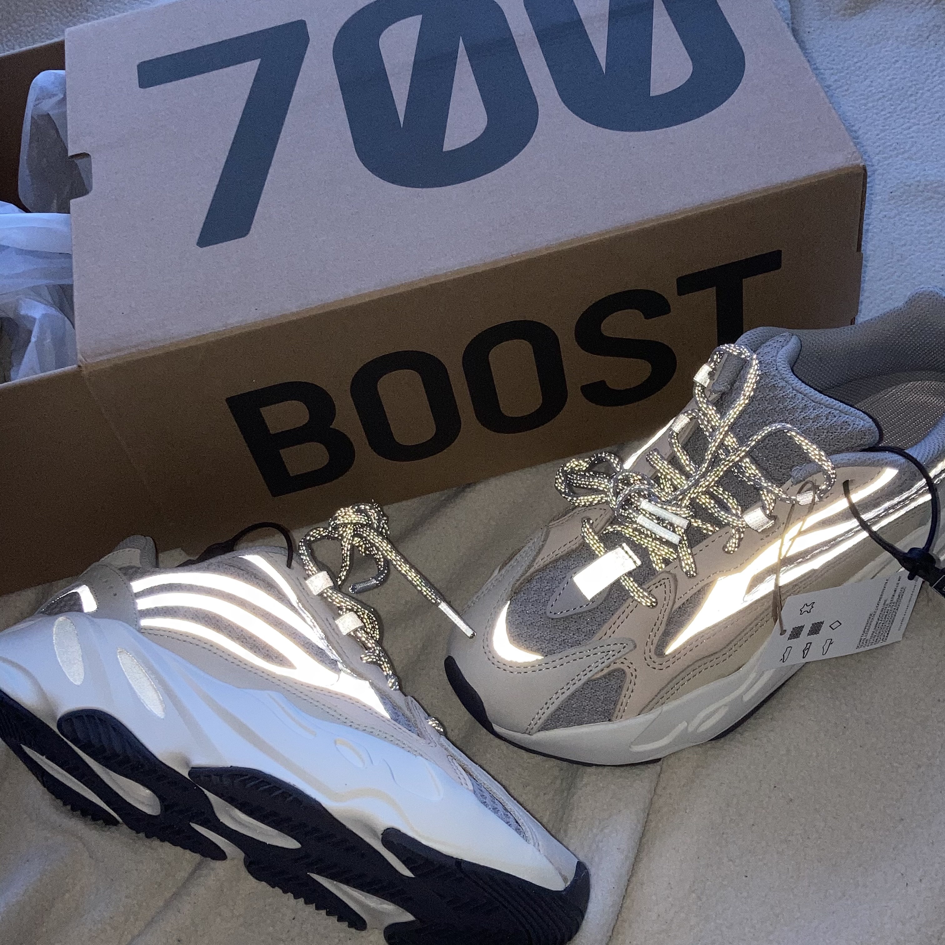 Adidas Yeezy Boost 700 V2 Cream 착용 스타일 - 2