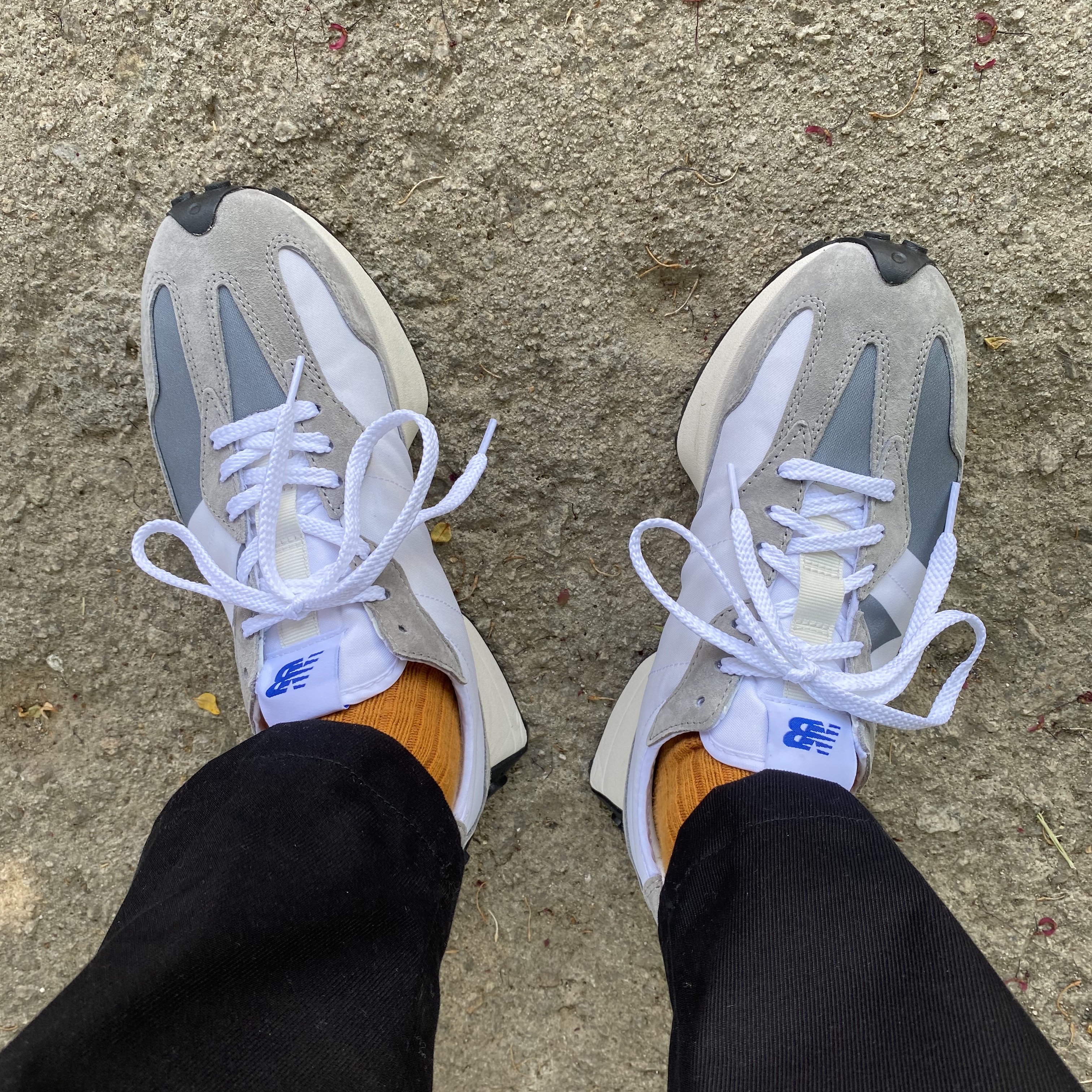 New Balance 327 Grey 착용 스타일