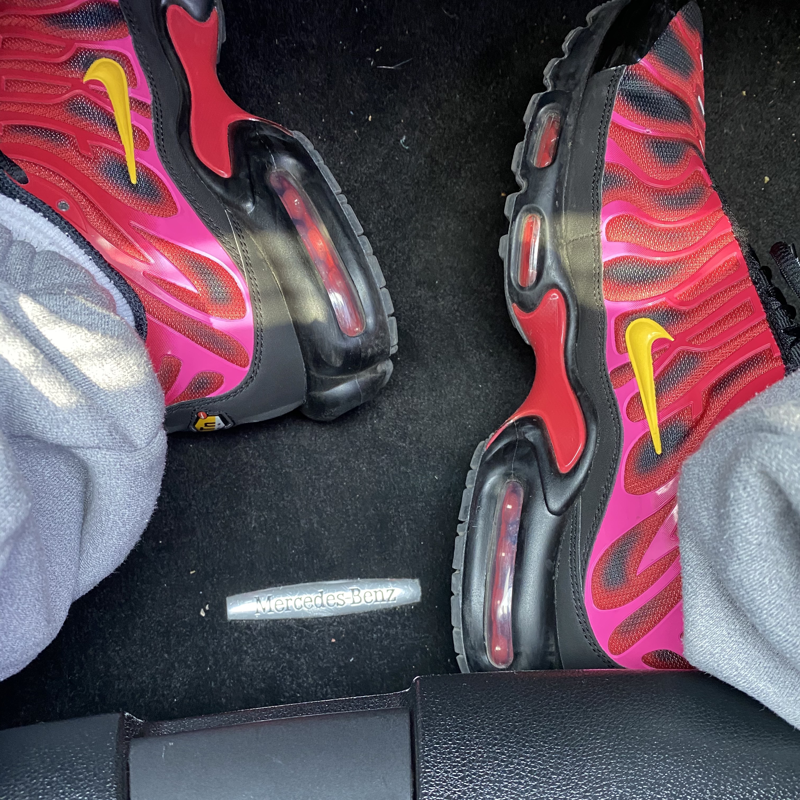 Nike x Supreme Air Max Plus TN Fire Pink 착용 스타일 - 2
