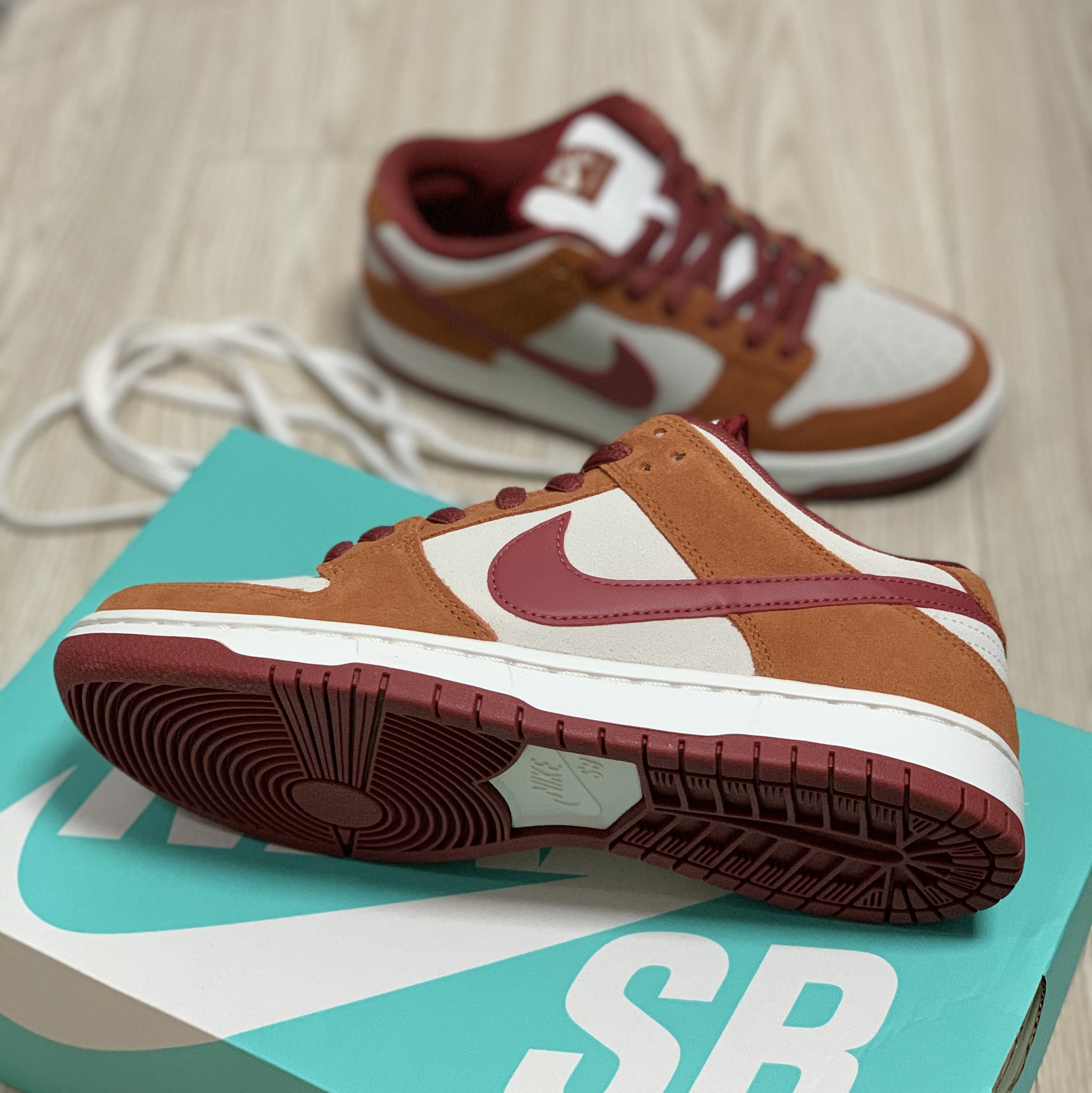 Nike SB Dunk Low Pro Dark Russet 착용 스타일 - 1