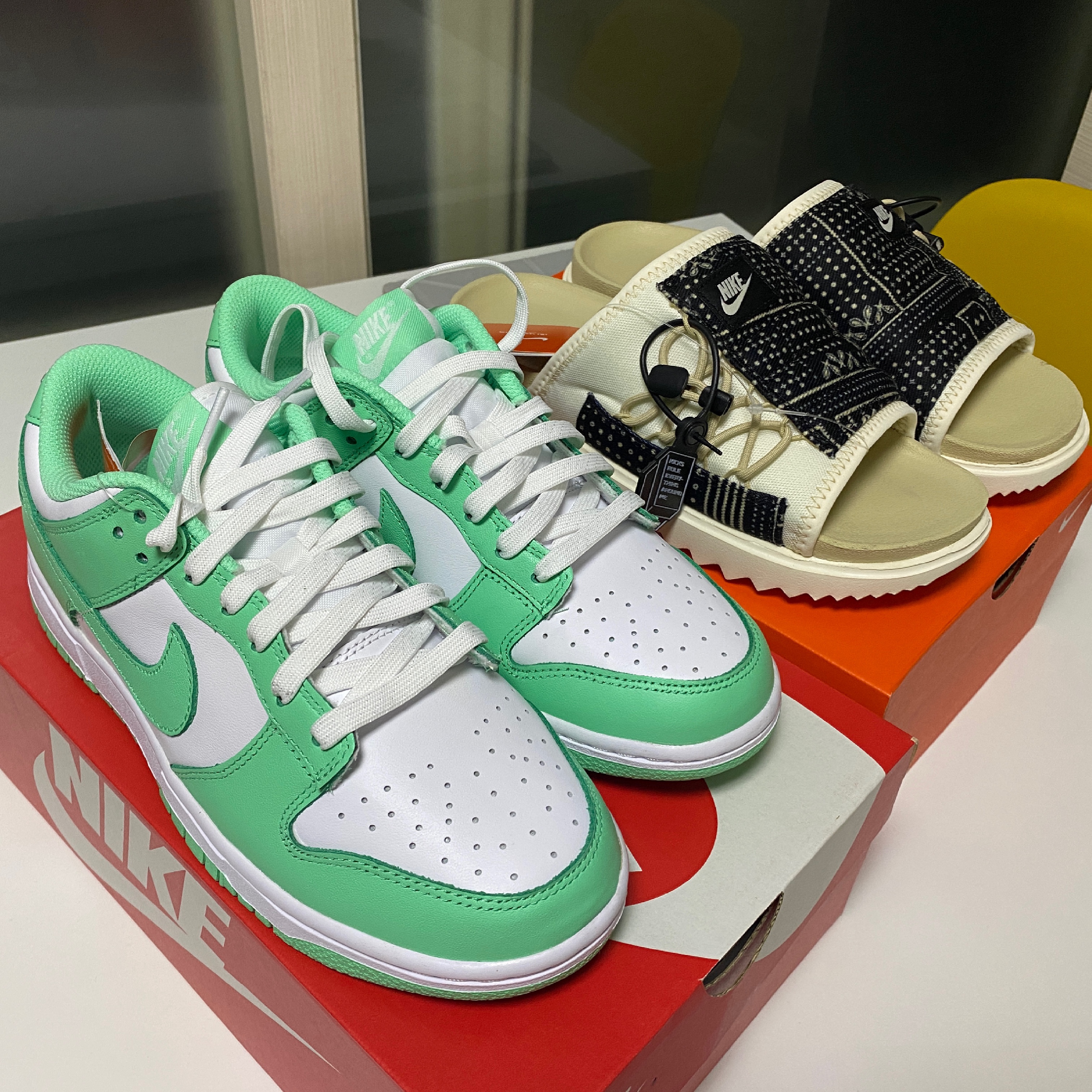 (W) Nike Dunk Low Green Glow, Nike Asuna Slide Pale Ivory Rattan 착용 스타일