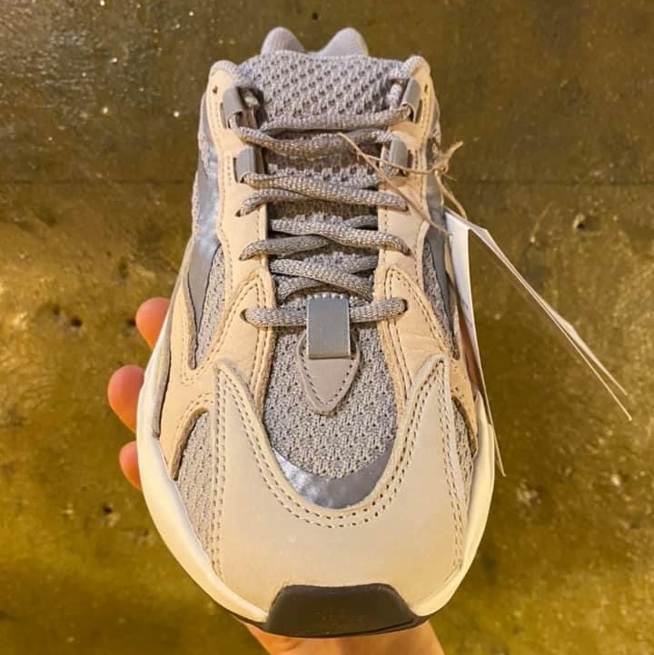 Adidas Yeezy Boost 700 V2 Cream 착용 스타일 - 2