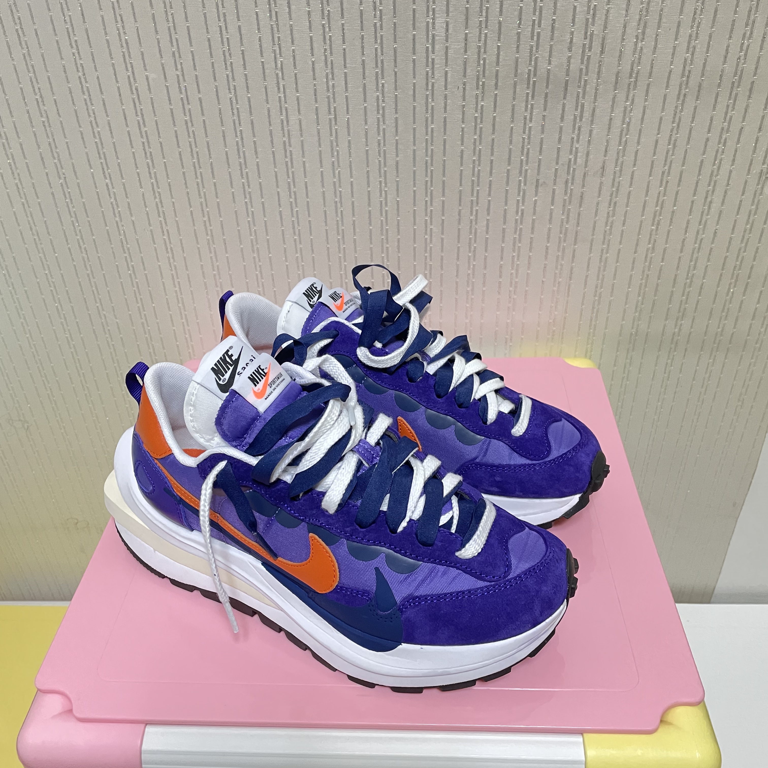 Nike x Sacai VaporWaffle Dark Iris 착용 스타일 - 1