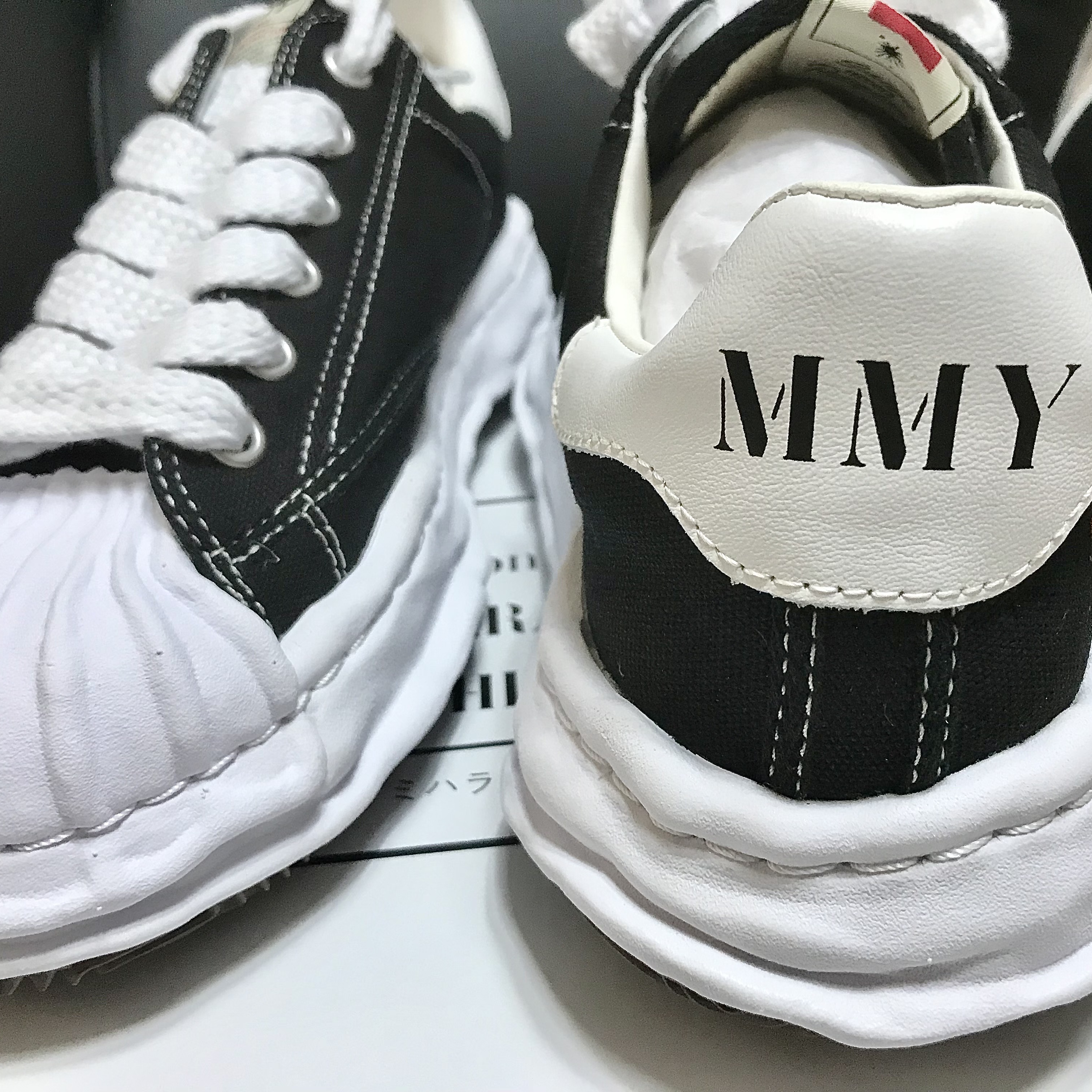 Maison Mihara Yasuhiro Blakey OG Sole Canvas Low-top Sneakers Black 착용 스타일 - 1