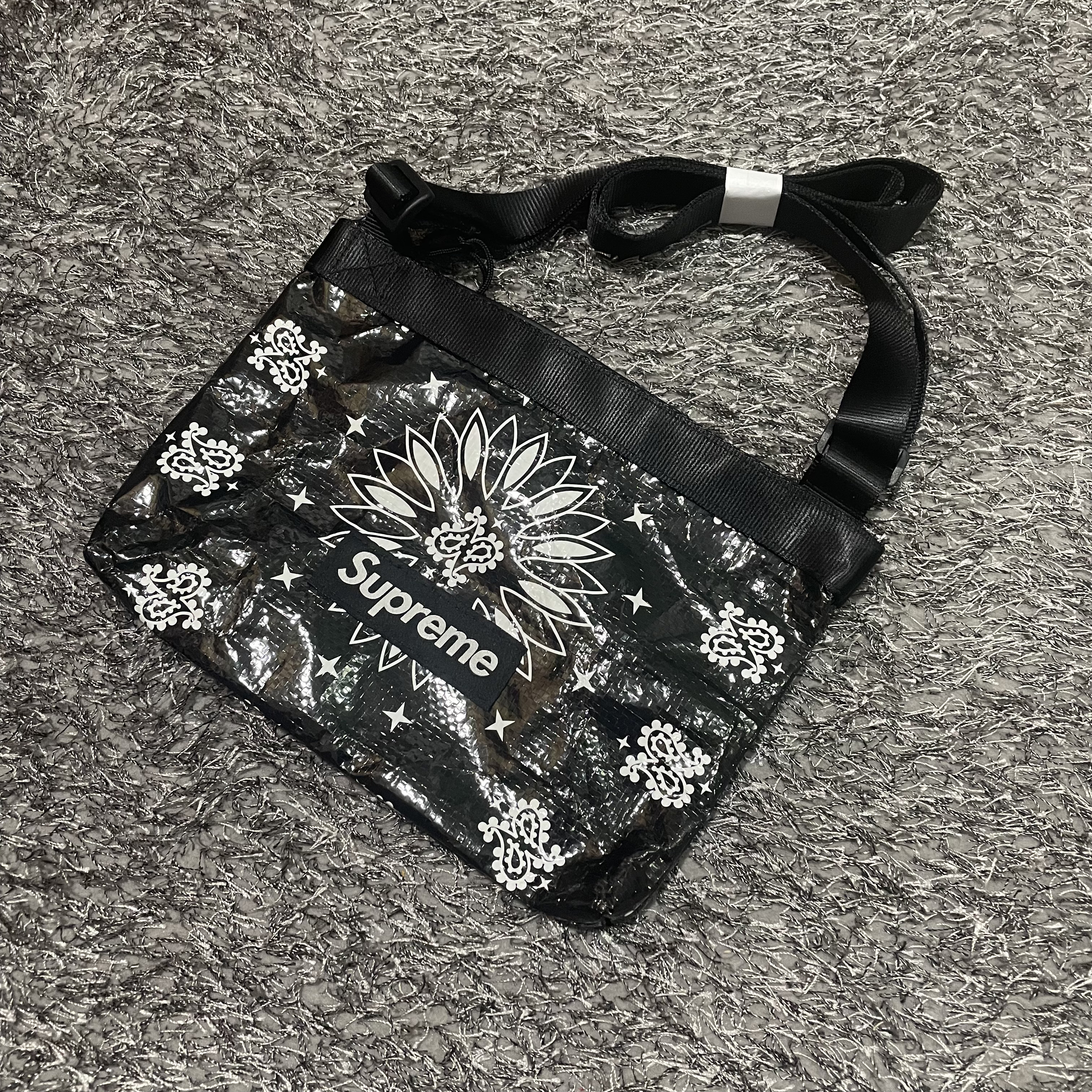 Supreme Bandana Tarp Side Bag Black - 21SS 착용 스타일