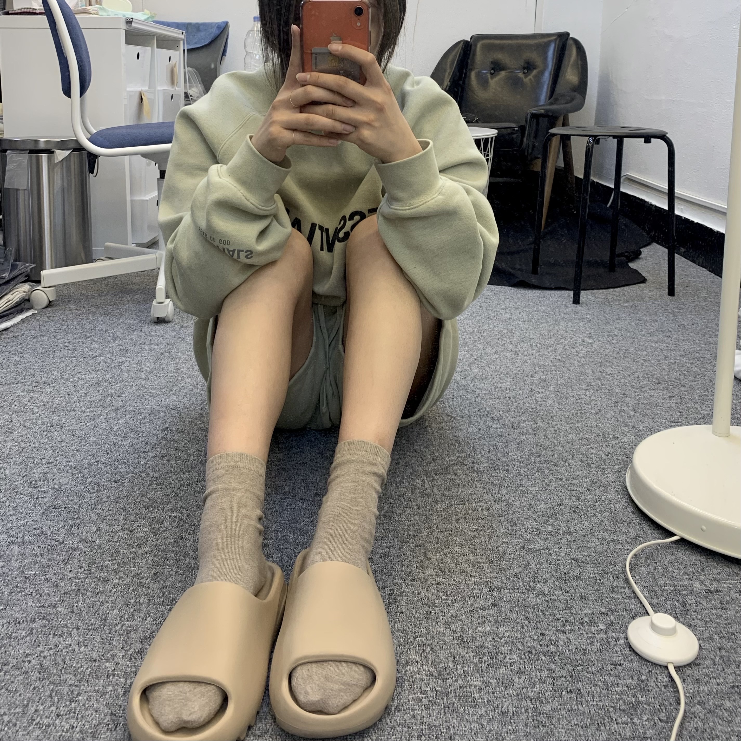 Adidas Yeezy Slide Pure, Essentials 3D Silicon Applique Crewneck Alfafa Sage - 20FW 착용 스타일 - 1