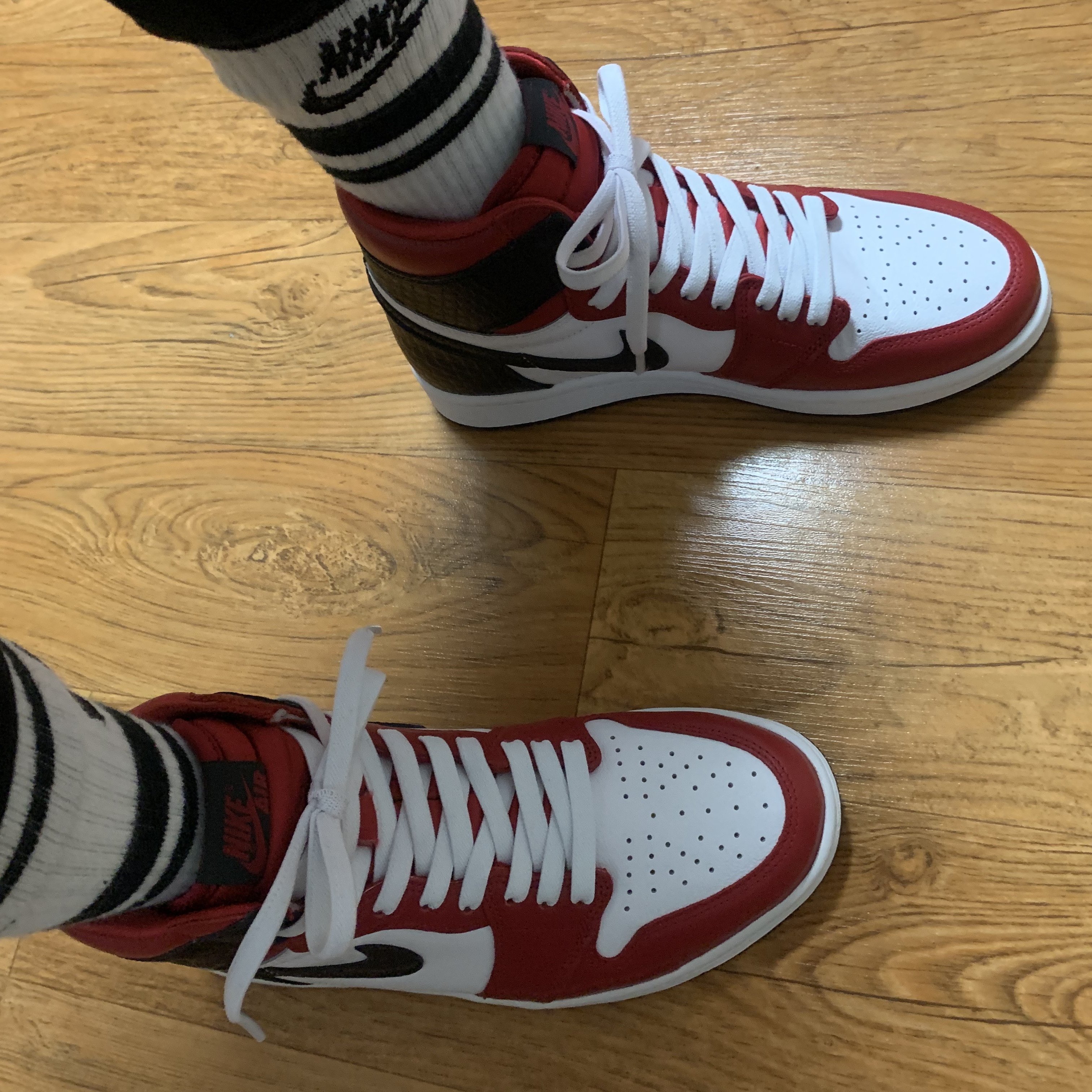 (W) Jordan 1 Retro High Satin Red 착용 스타일 - 2