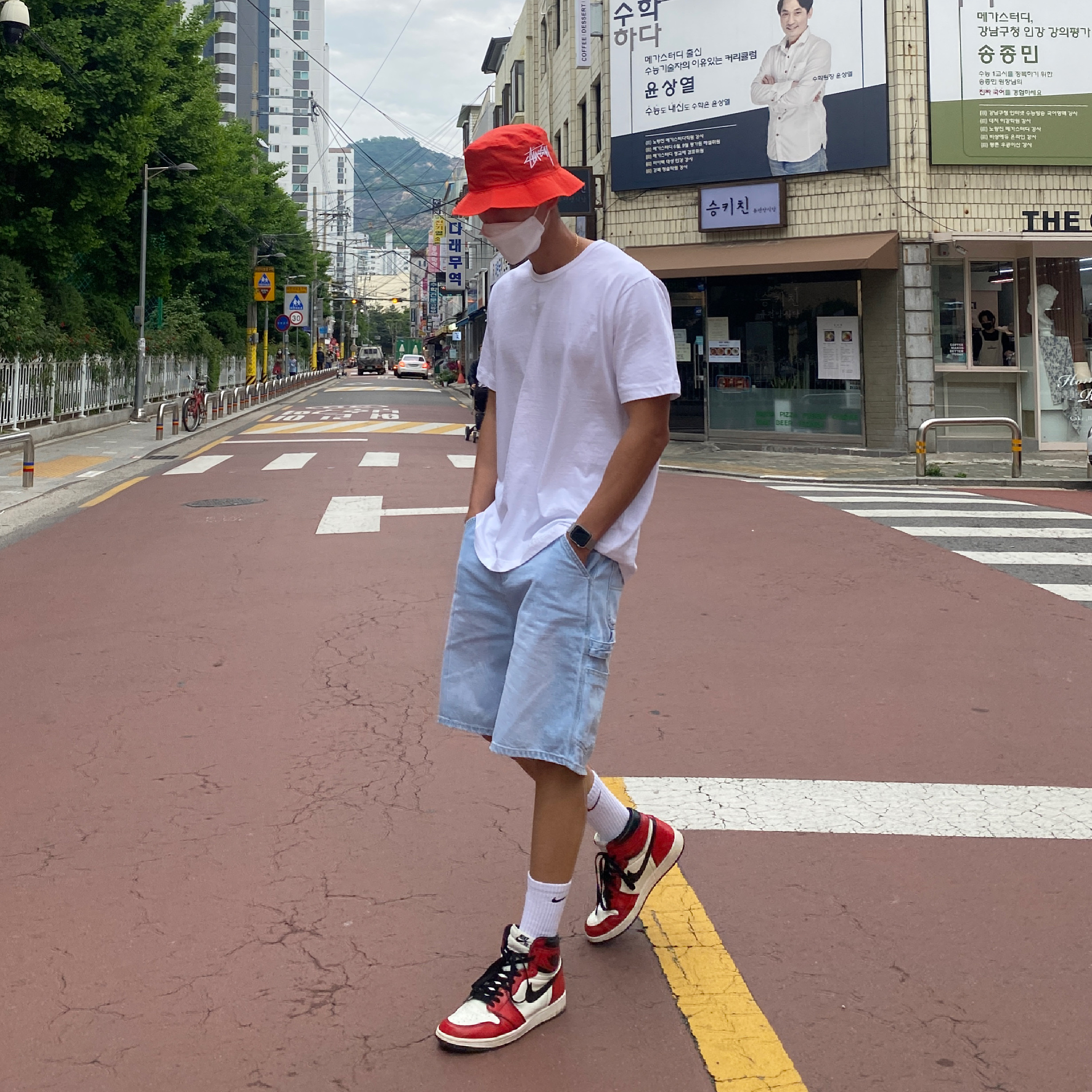Nike x Stussy Bucket Hat Habanero Red, Jordan 1 Retro High OG Defiant SB LA to Chicago 착용 스타일