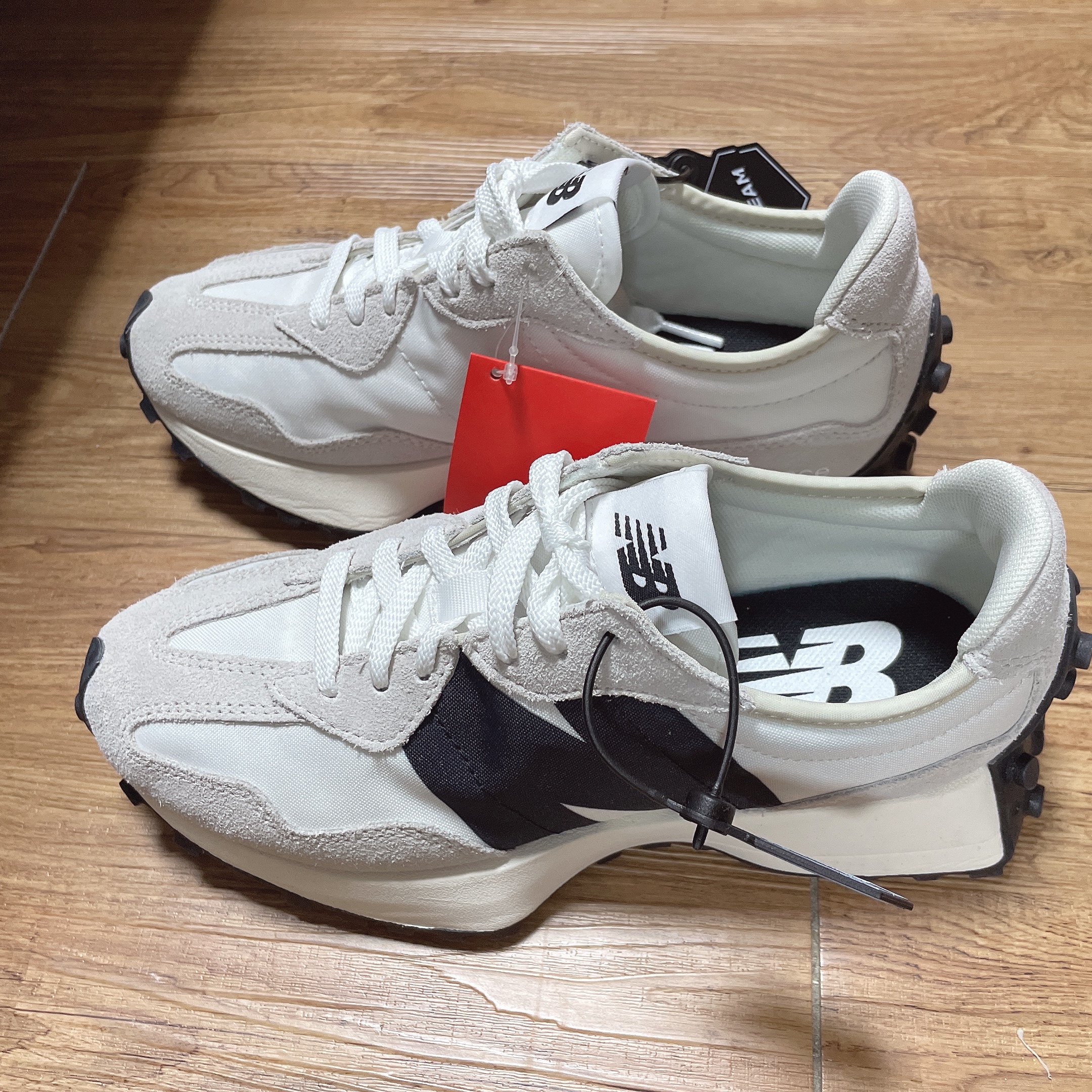 New Balance 327 White Black 착용 스타일