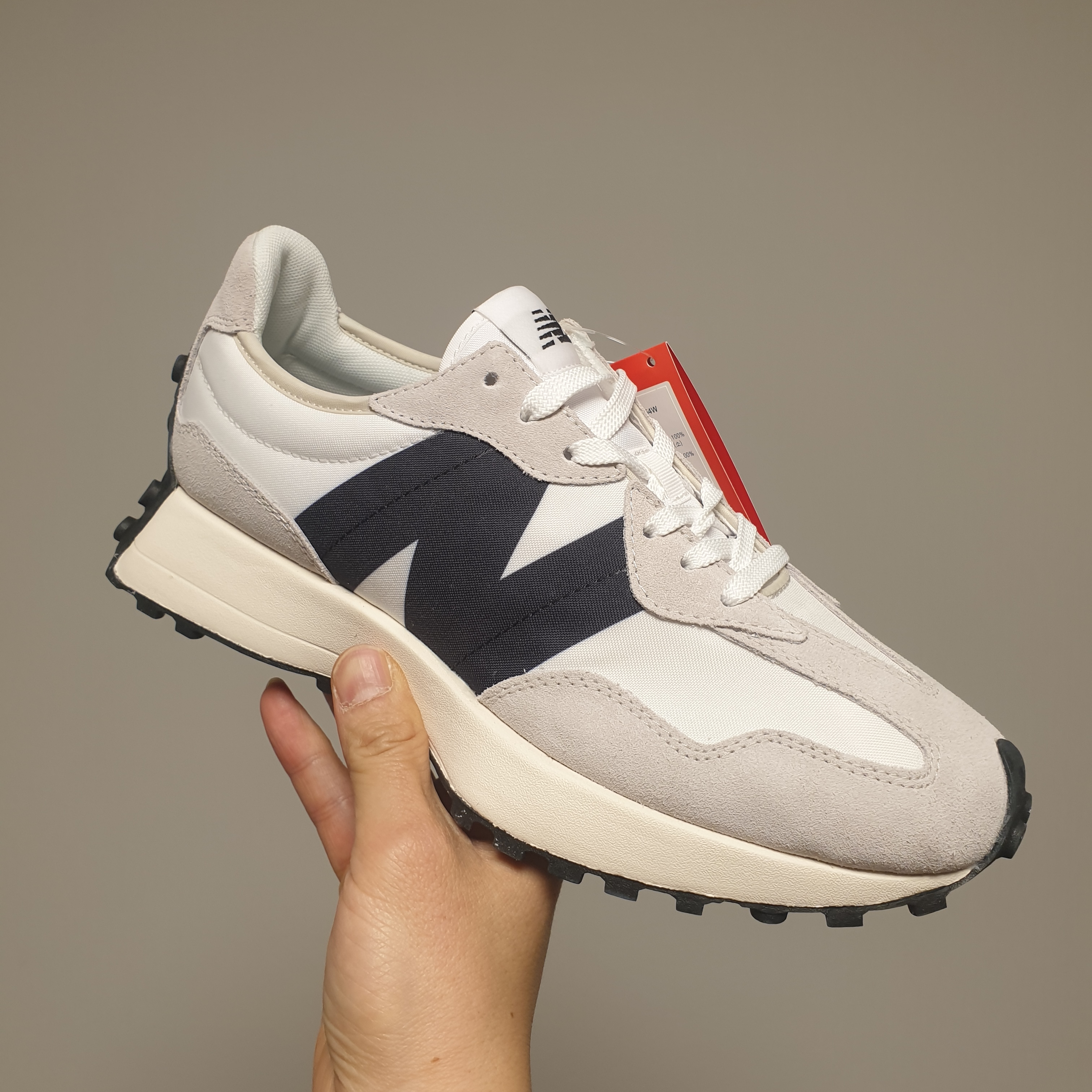 New Balance 327 White Black 착용 스타일 - 1