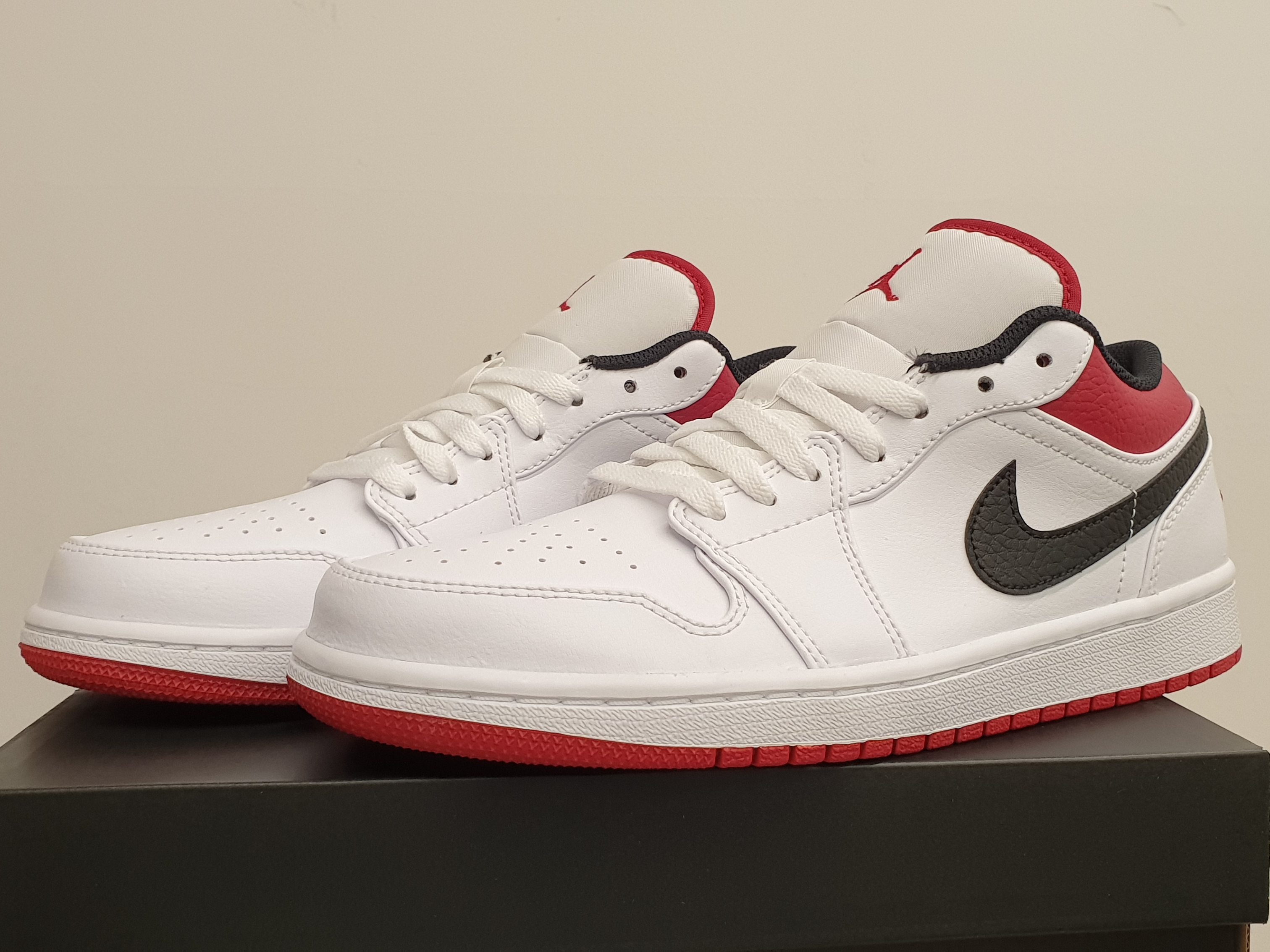 Jordan 1 Low White Red Black 착용 스타일