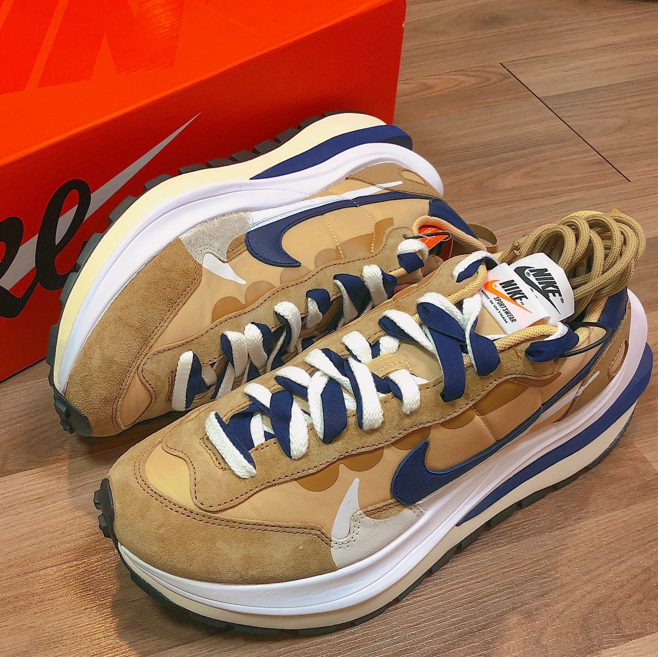 Nike x Sacai VaporWaffle Sesame and Blue Void 착용 스타일