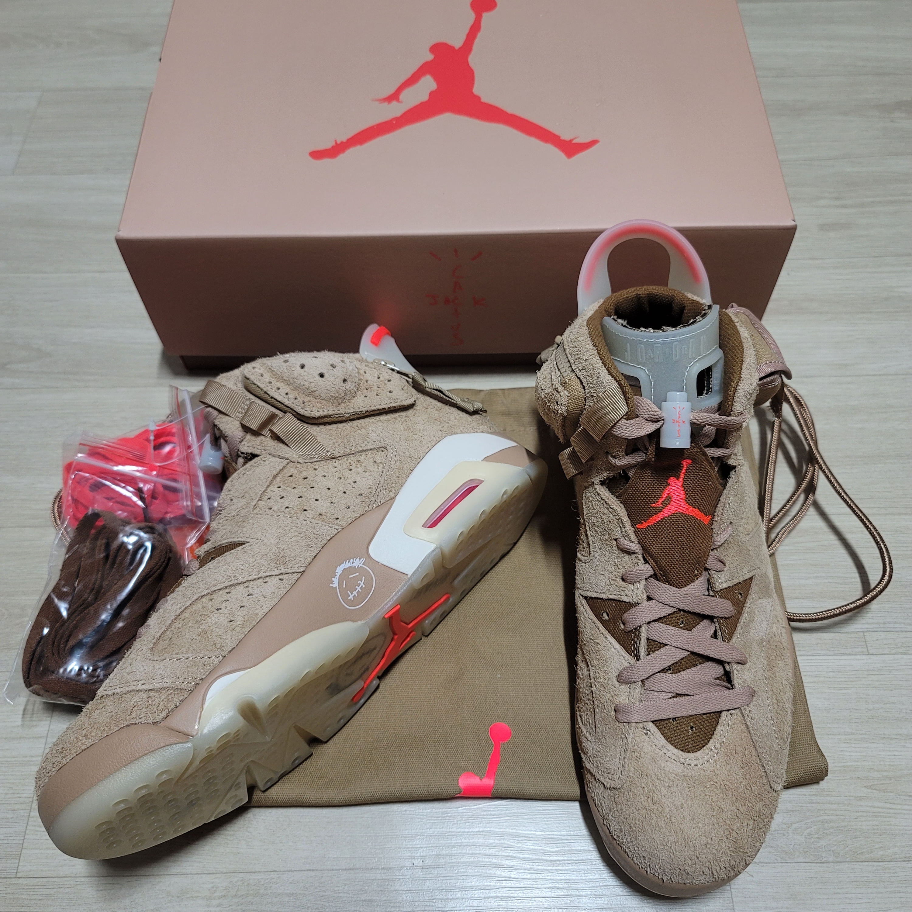 Jordan 6 x Travis Scott Retro SP British Khaki 착용 스타일