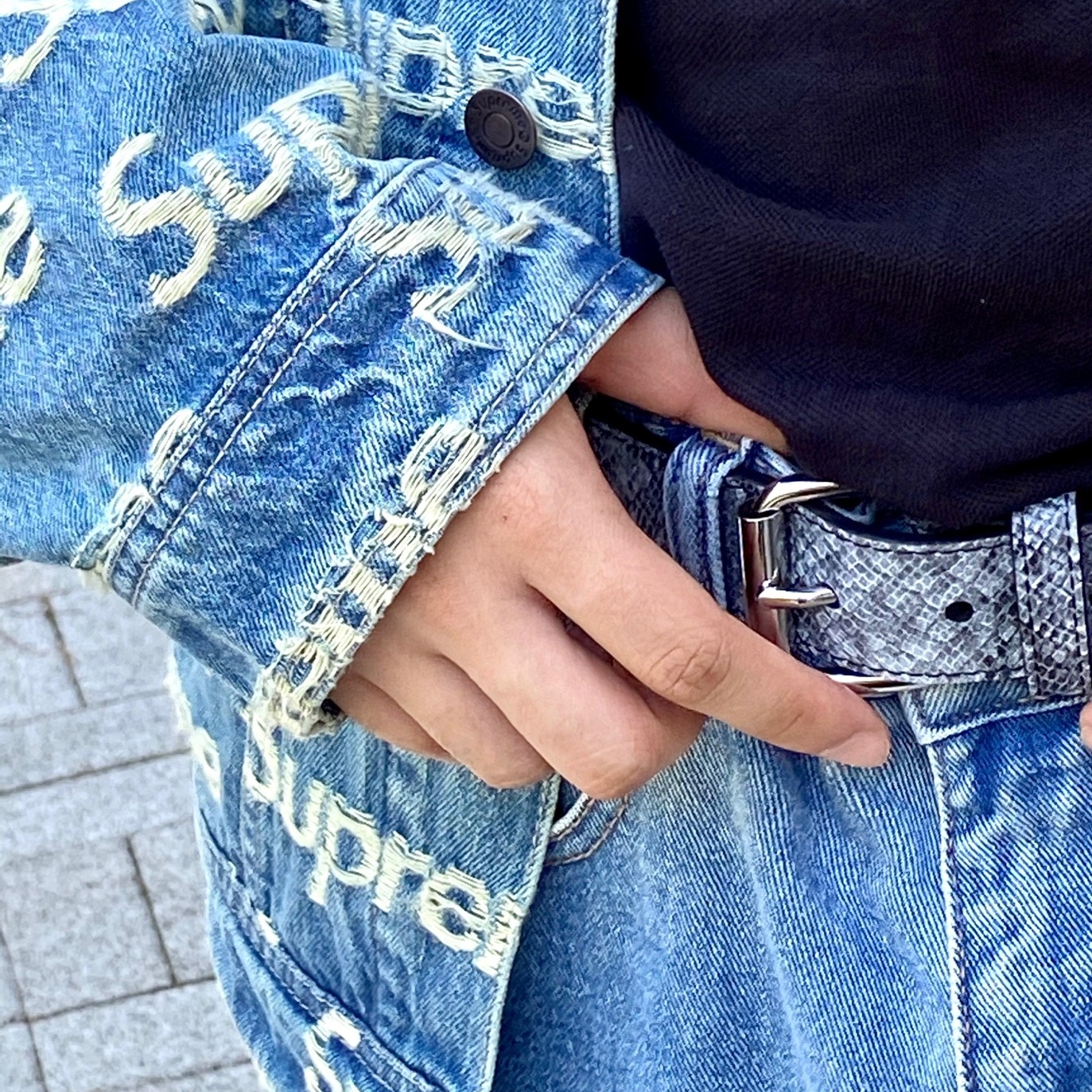 Supreme Frayed Logos Denim Trucker Jacket Blue - 21SS, Supreme x Kangol Bermuda 504 Hat Black - 21SS 착용 스타일 - 2